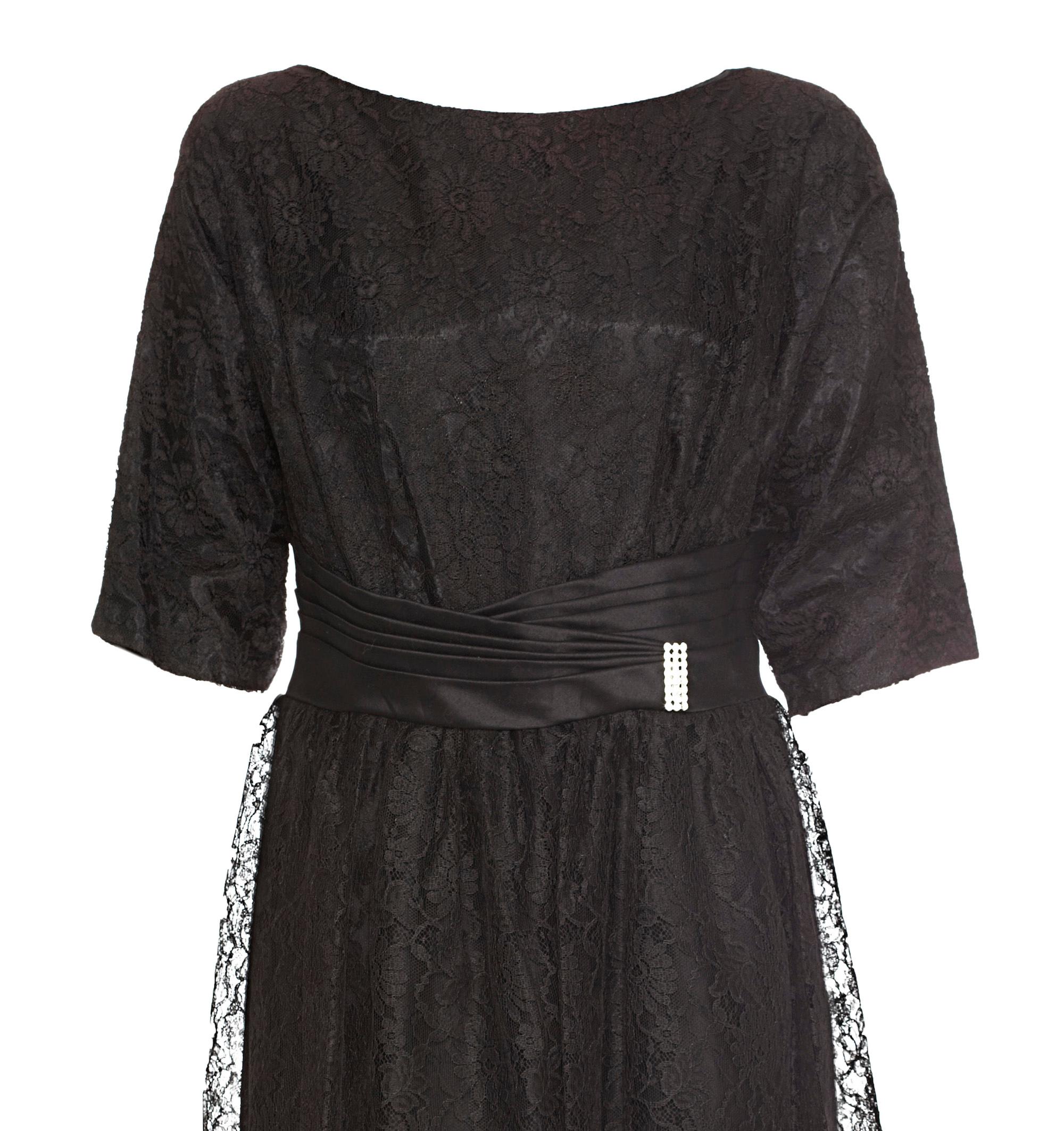 1950s Black Chantilly Lace Peplum Cocktail Dress In Excellent Condition For Sale In London, GB