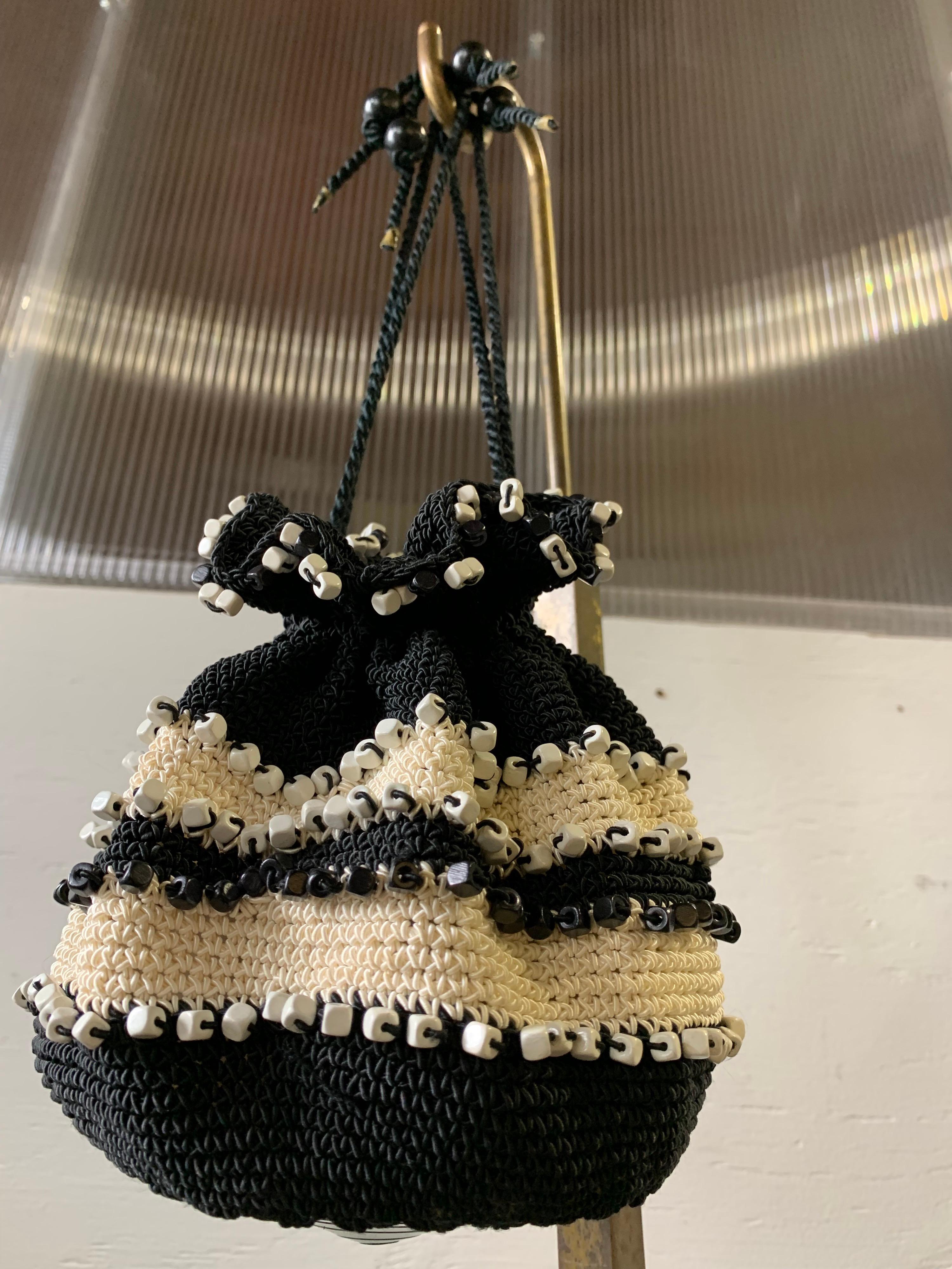 1950er Jahre schwarz & cremefarbene Häkelhandtasche mit Kordelzug, Streifen und quadratischen Perlen im Angebot 9
