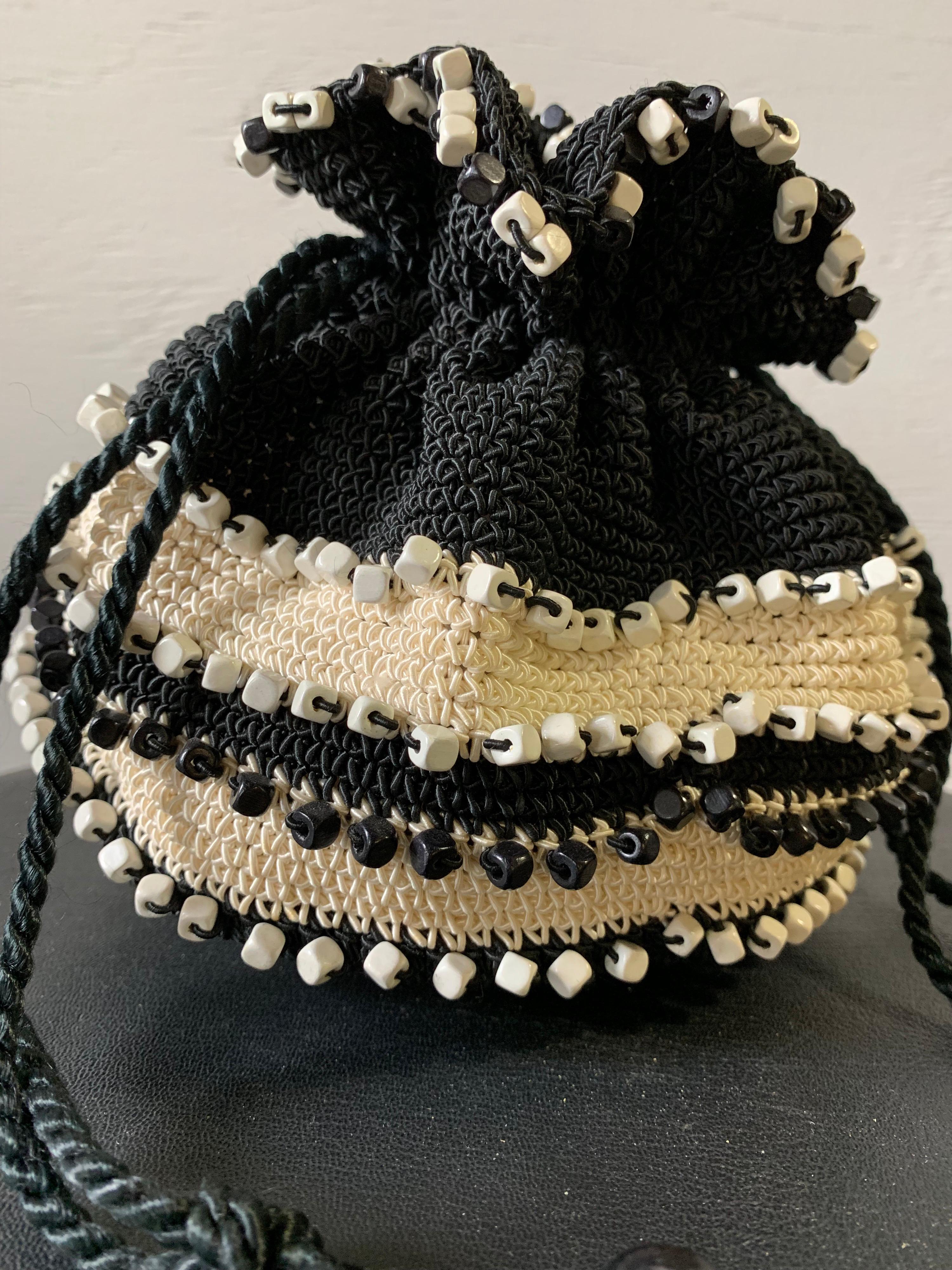 1950er Jahre schwarz & cremefarbene Häkelhandtasche mit Kordelzug, Streifen und quadratischen Perlen im Angebot 1