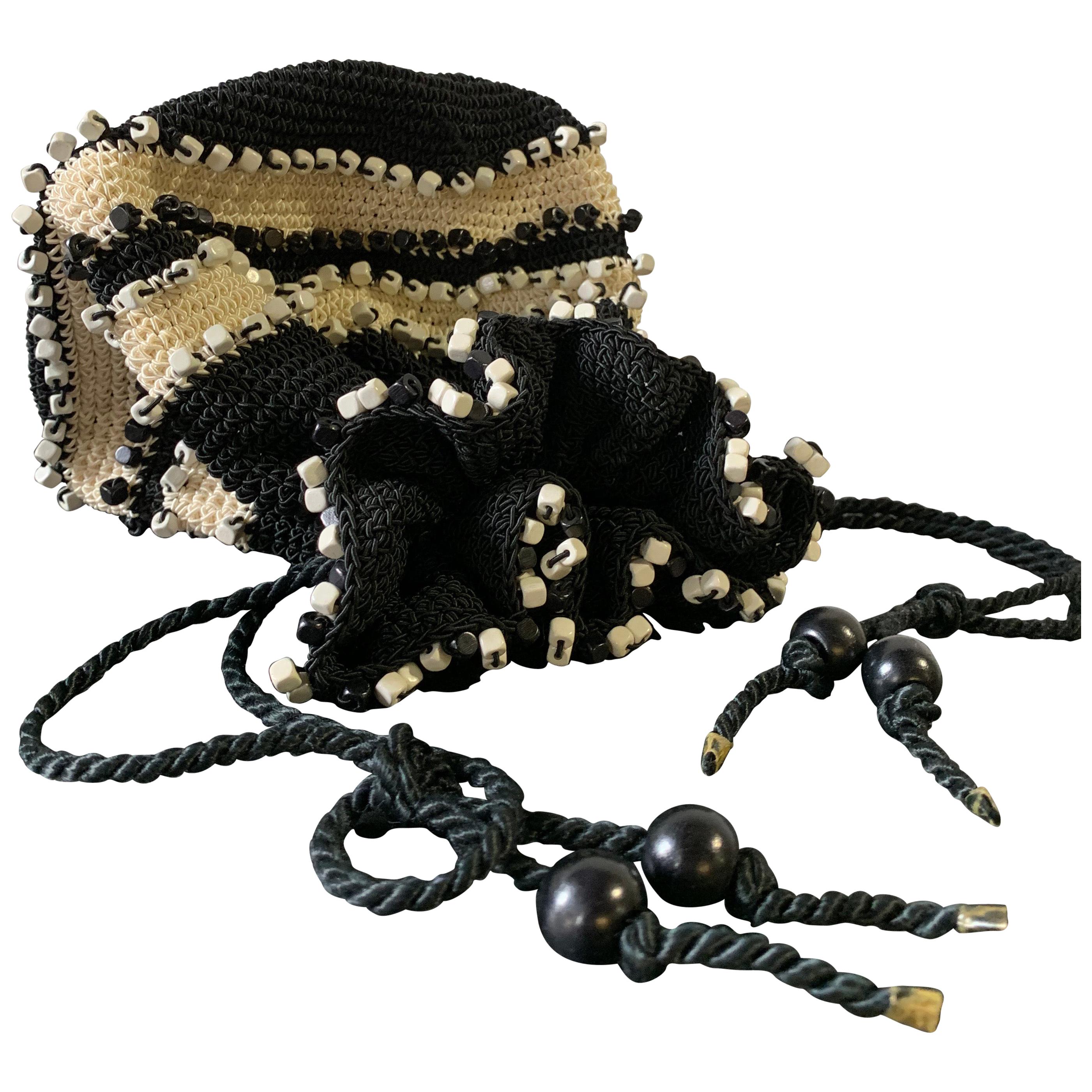 1950er Jahre schwarz & cremefarbene Häkelhandtasche mit Kordelzug, Streifen und quadratischen Perlen im Angebot