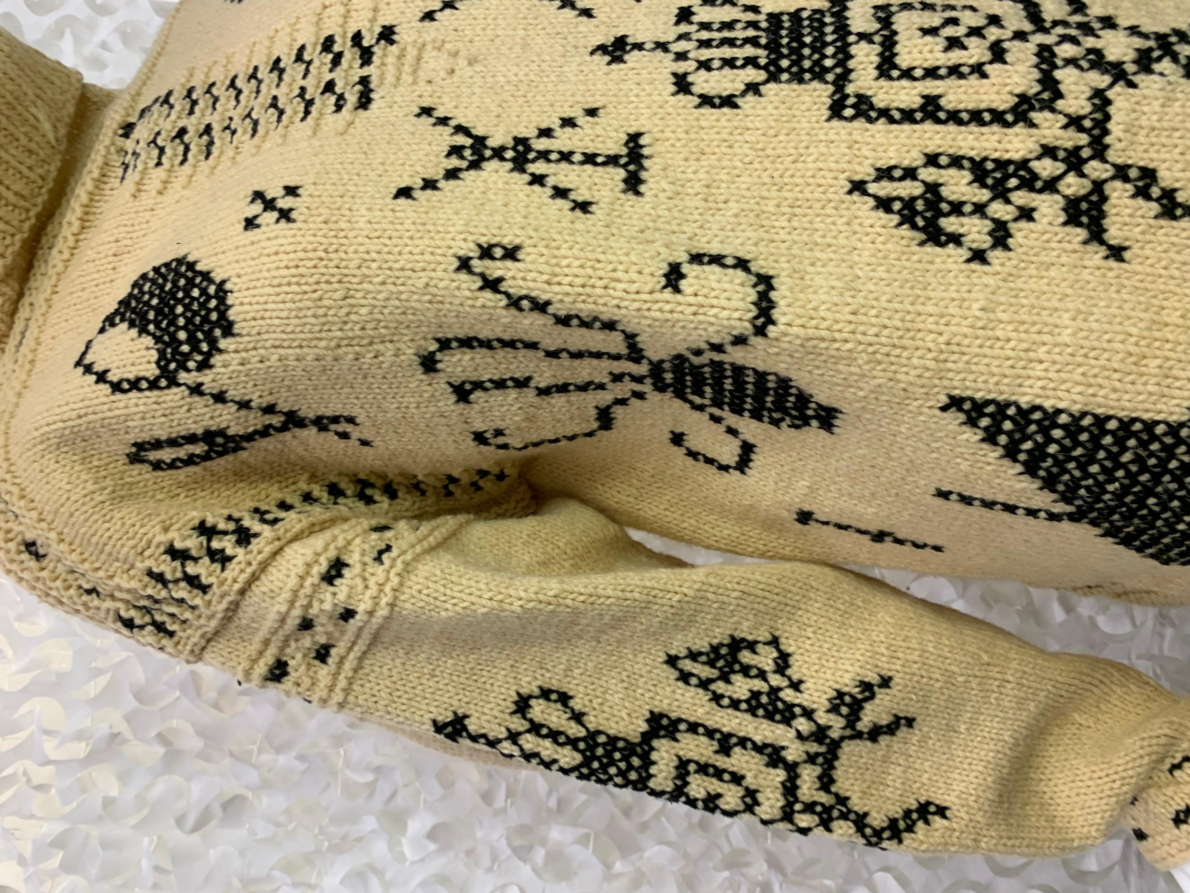 1950er Jahre Schwarz & Creme Intarsien gestrickt Wolle Rollkragenpullover w Folkloric Pattern im Zustand „Hervorragend“ im Angebot in Gresham, OR