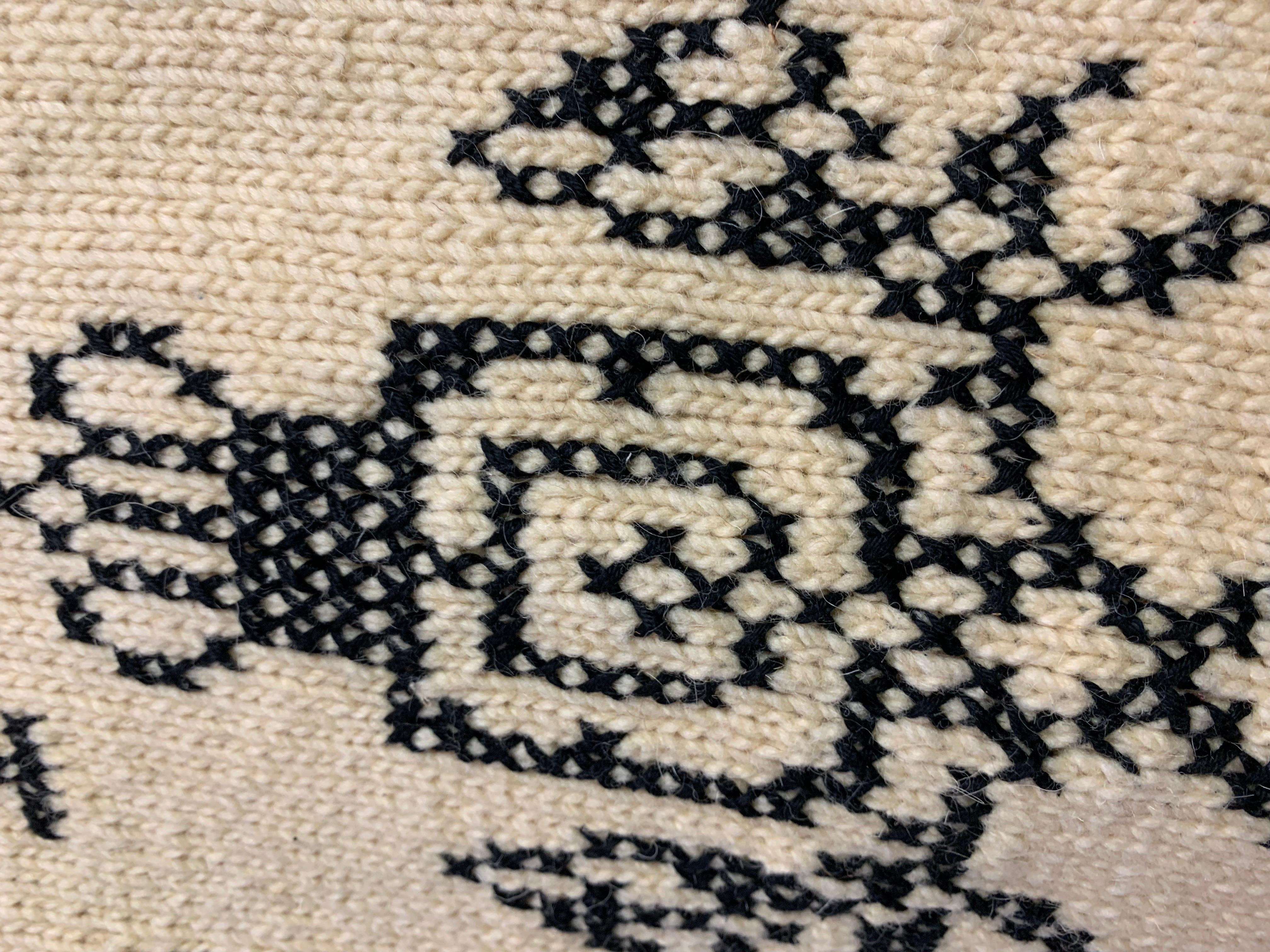 1950er Jahre Schwarz & Creme Intarsien gestrickt Wolle Rollkragenpullover w Folkloric Pattern im Angebot 5