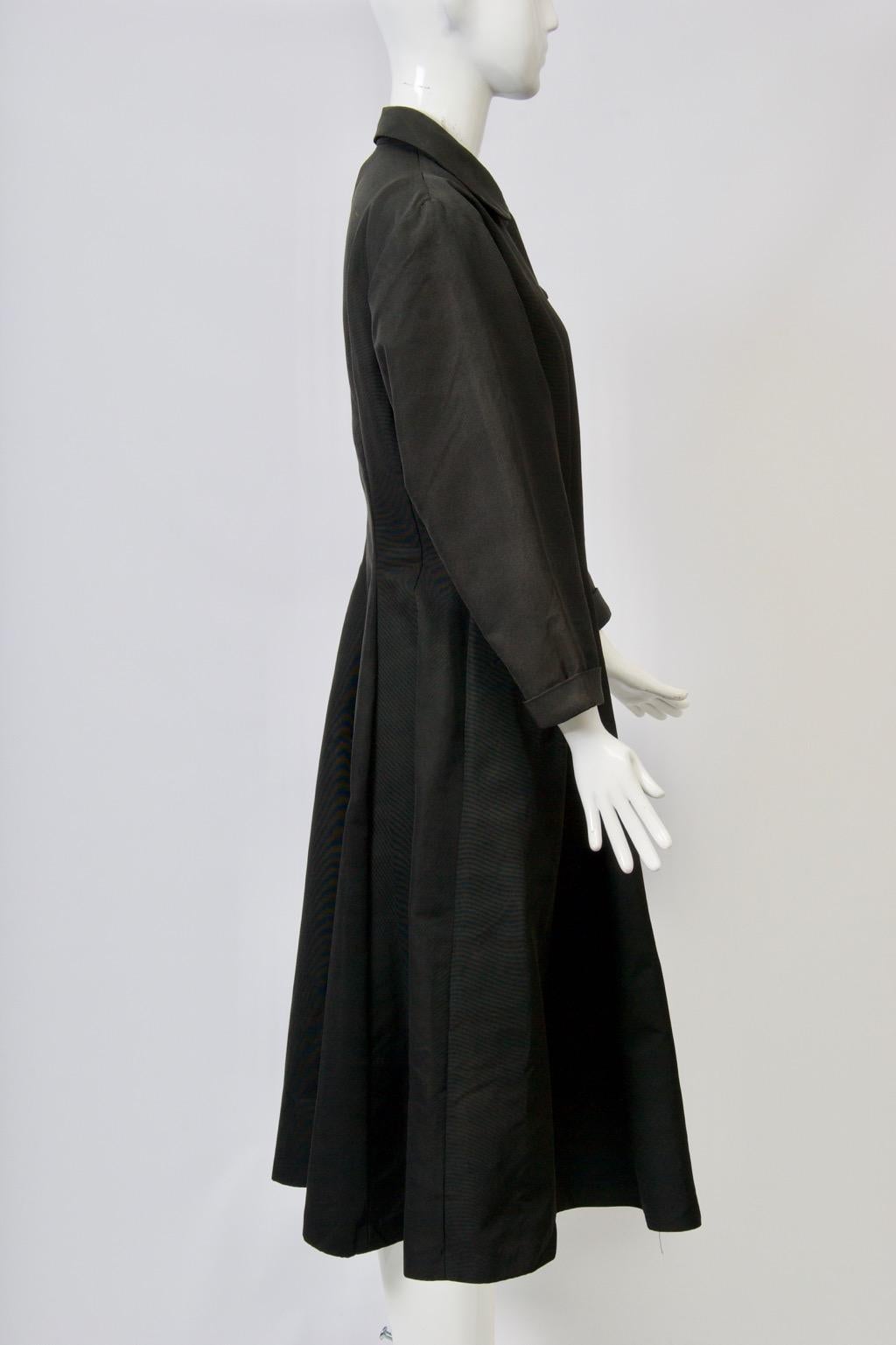 Schwarzer Faille-Mantel aus den 1950er Jahren mit ausgestelltem Saum Damen im Angebot