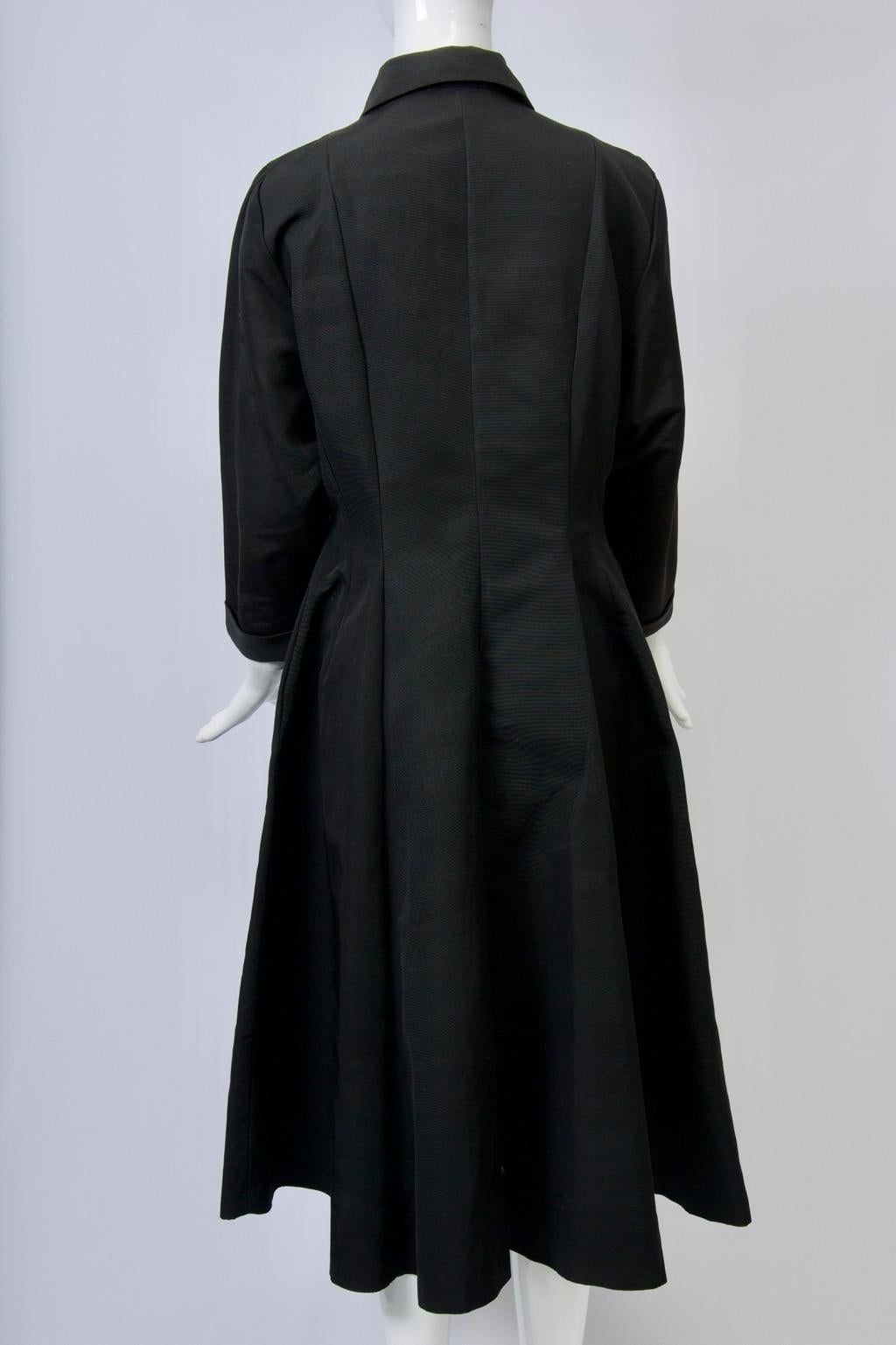 Schwarzer Faille-Mantel aus den 1950er Jahren mit ausgestelltem Saum im Angebot 2