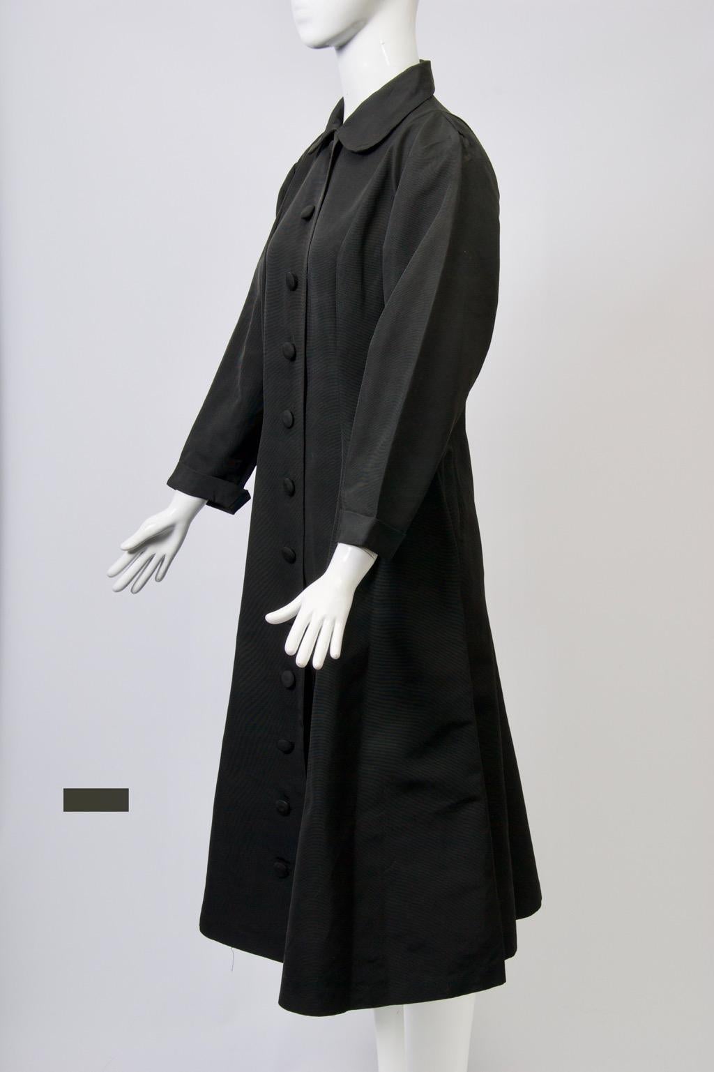 Schwarzer Faille-Mantel aus den 1950er Jahren mit ausgestelltem Saum im Angebot 3