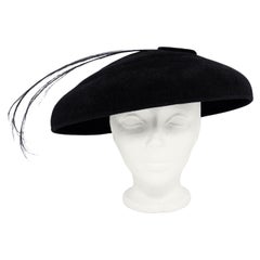 Cappello a piattino in feltro nero con piume degli anni '50