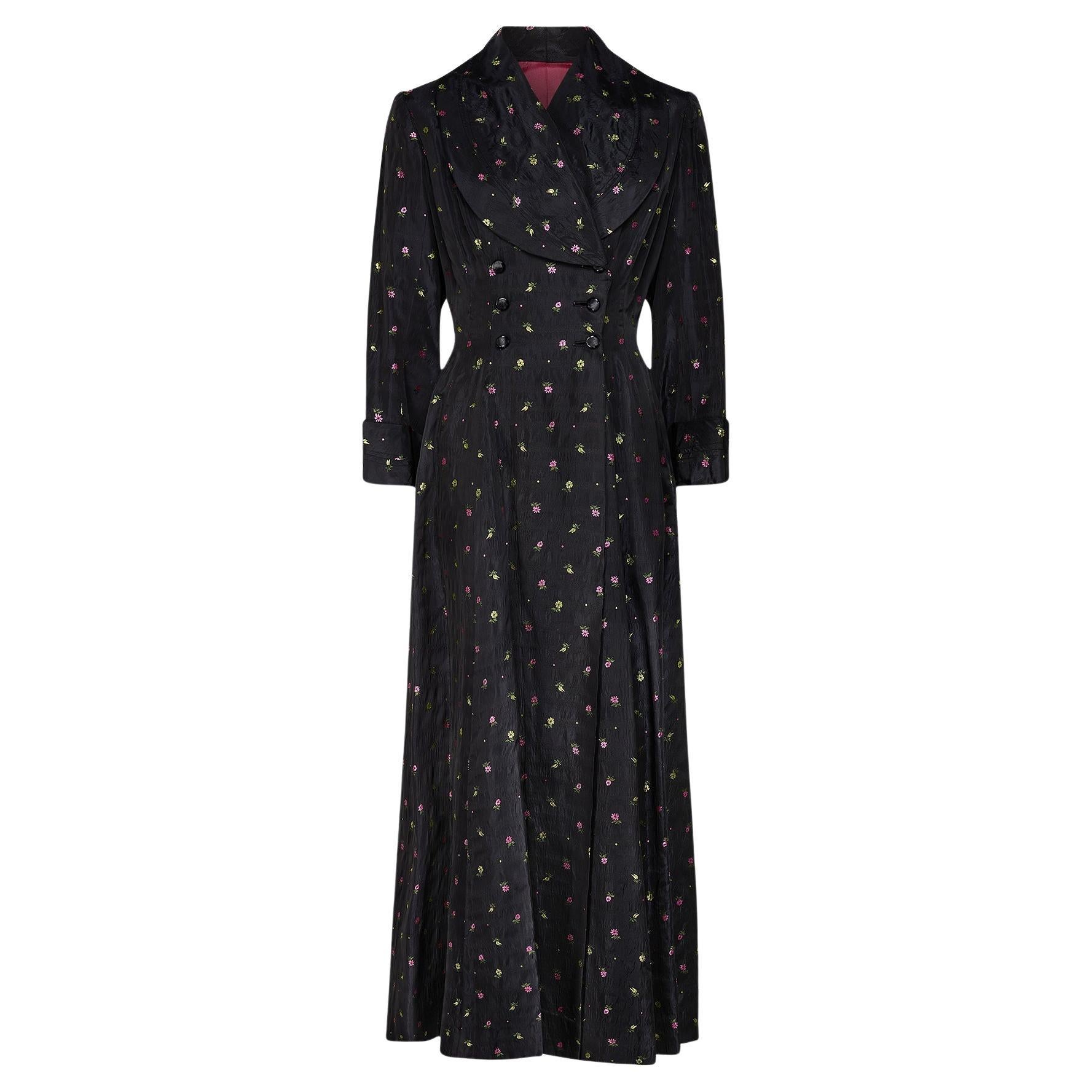 1950er Schwarzes geblümtes Jacquard-Maxikleid Mantel im Angebot