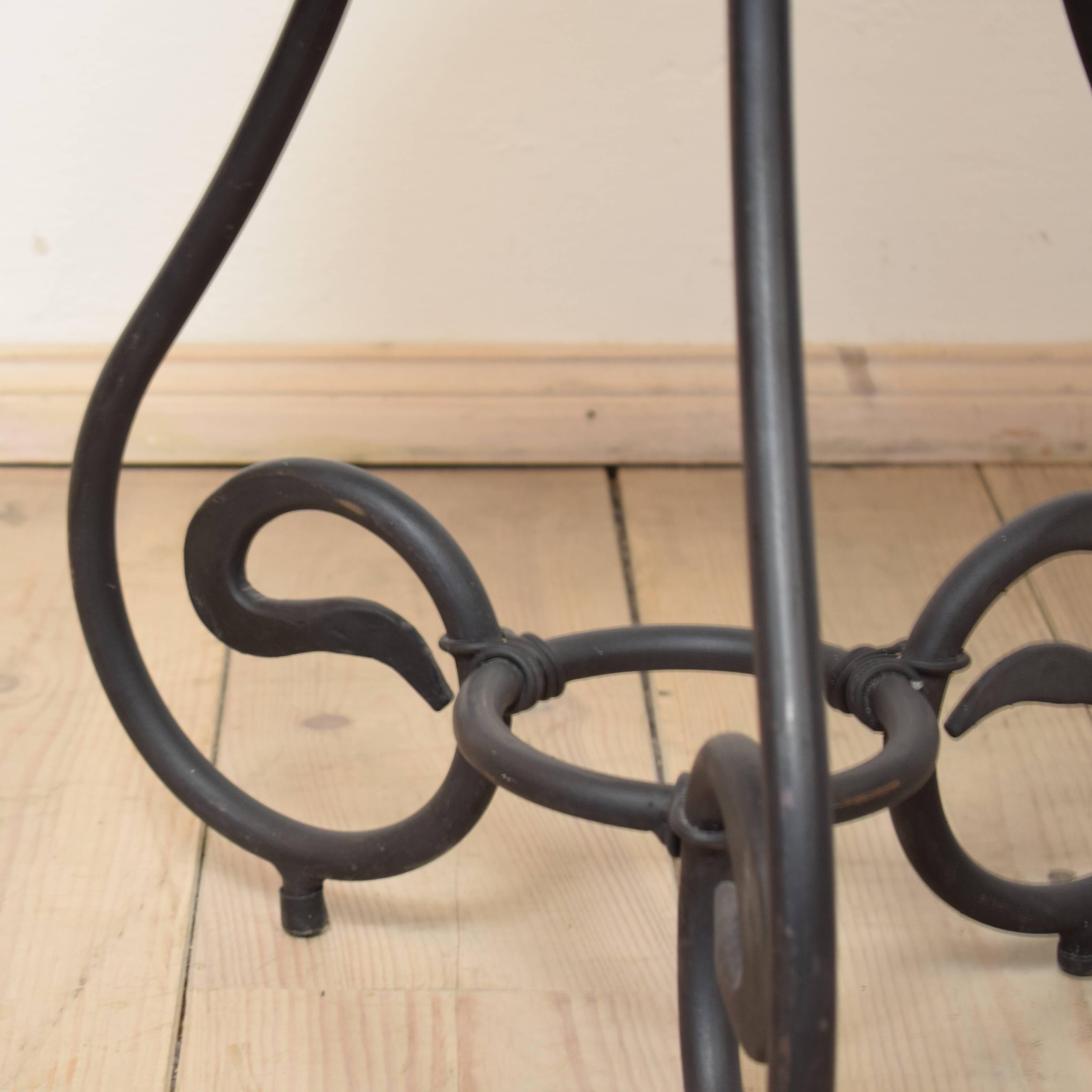 1950s Black Forged Iron Side Table with Granite Top (Geschmiedet)
