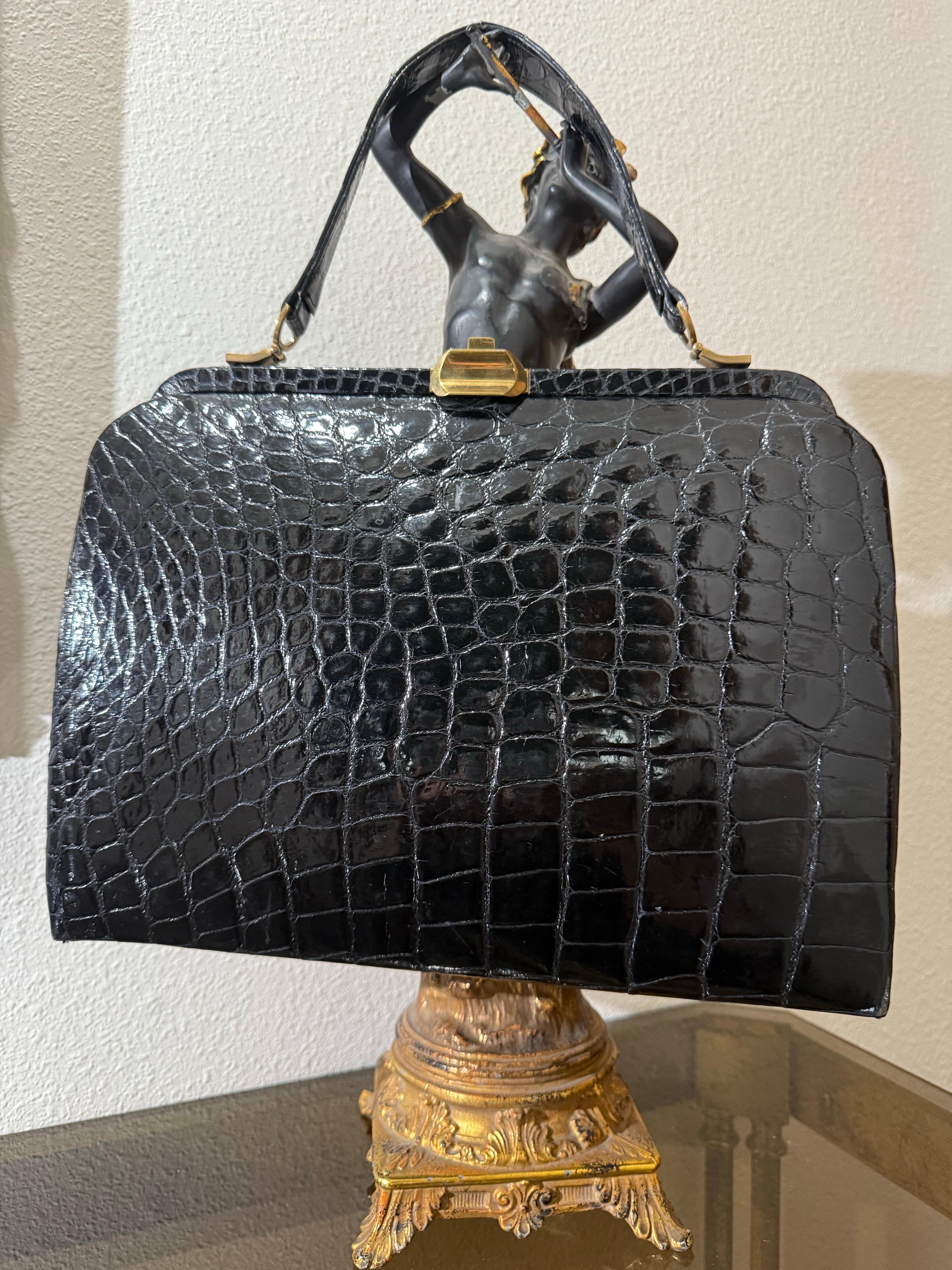 1950s Black Genuine Crocodile Large Top Handle Handbag w Gold Hardware. en vente 5