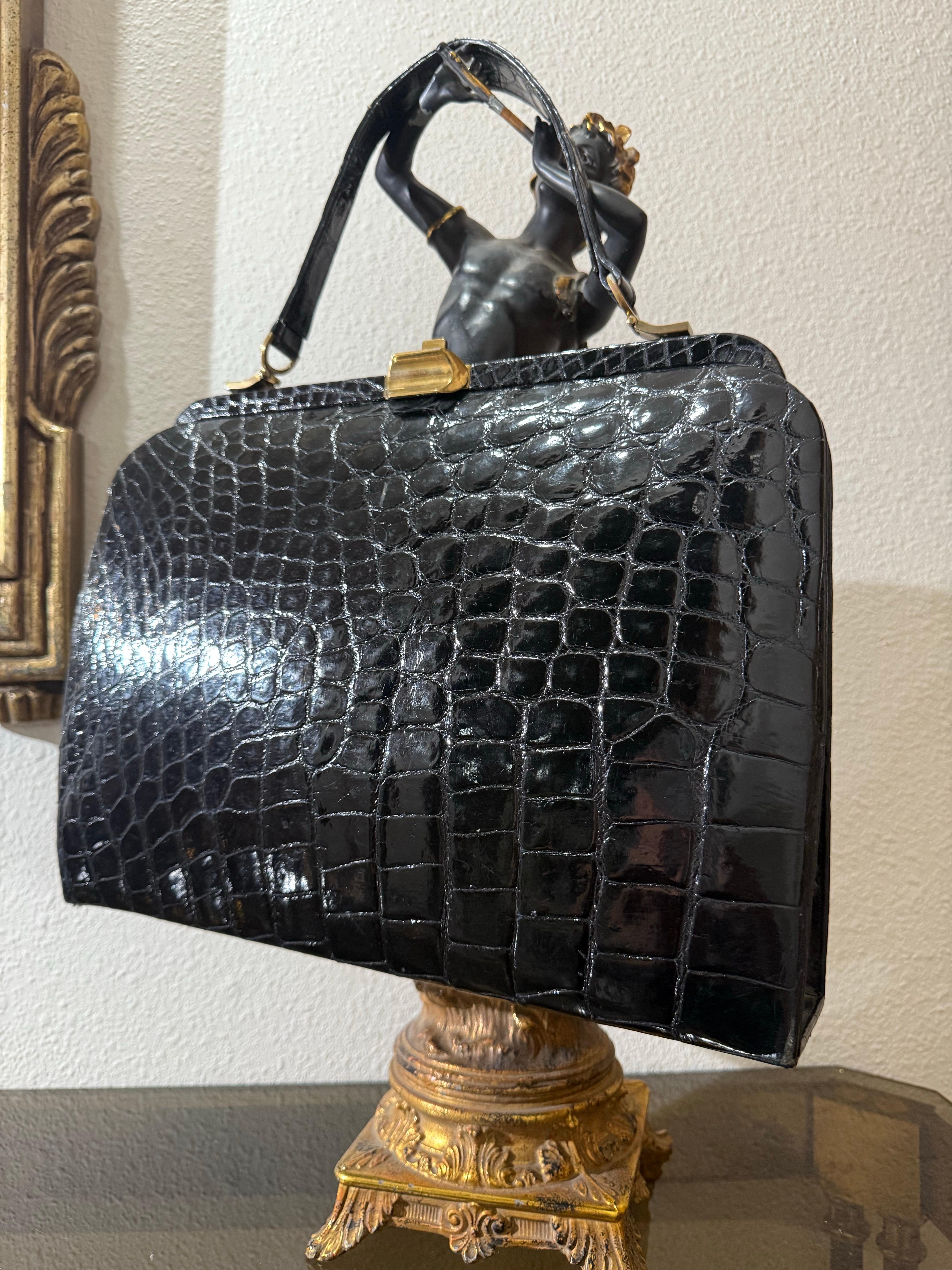 1950s Black Genuine Crocodile Large Top Handle Handbag w Gold Hardware. en vente 6