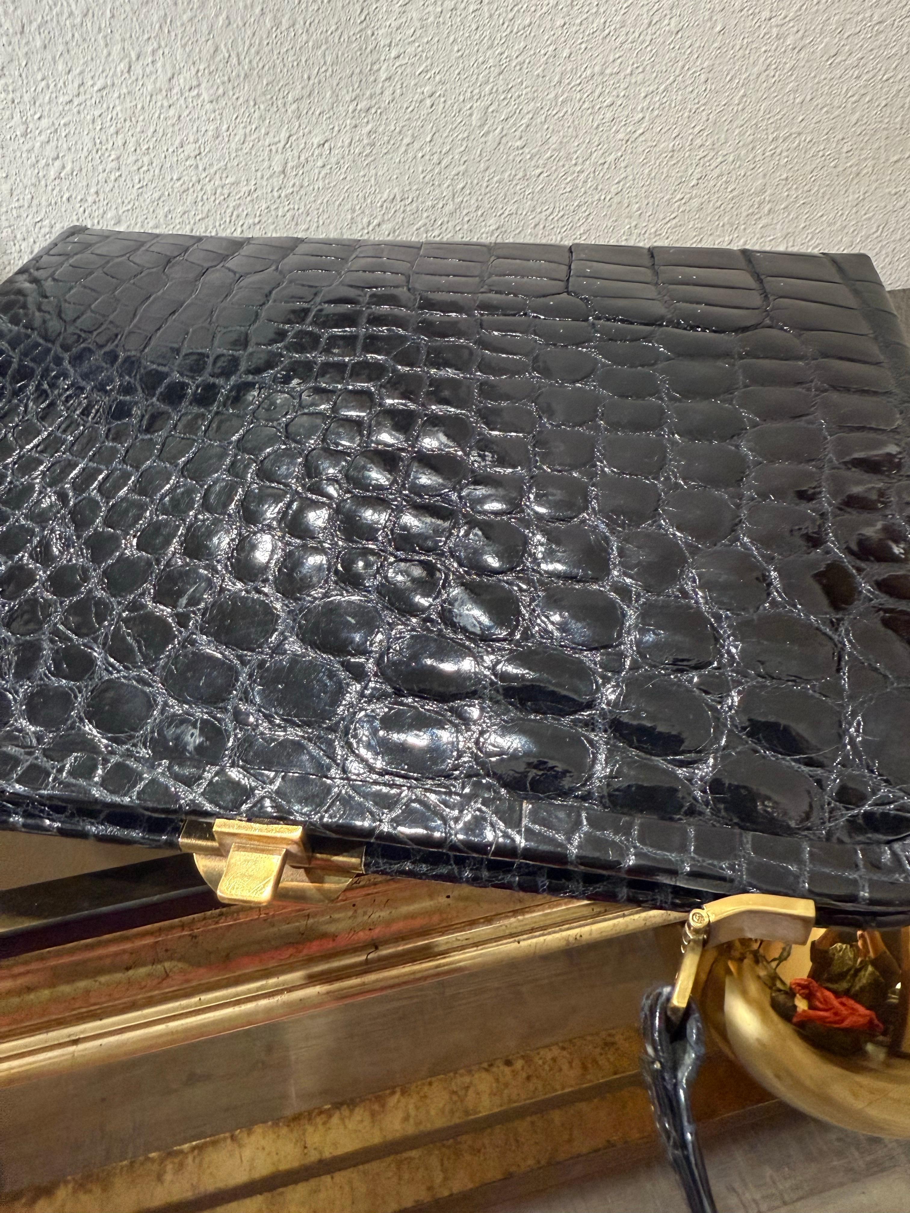 1950s Black Genuine Crocodile Large Top Handle Handbag w Gold Hardware. en vente 7