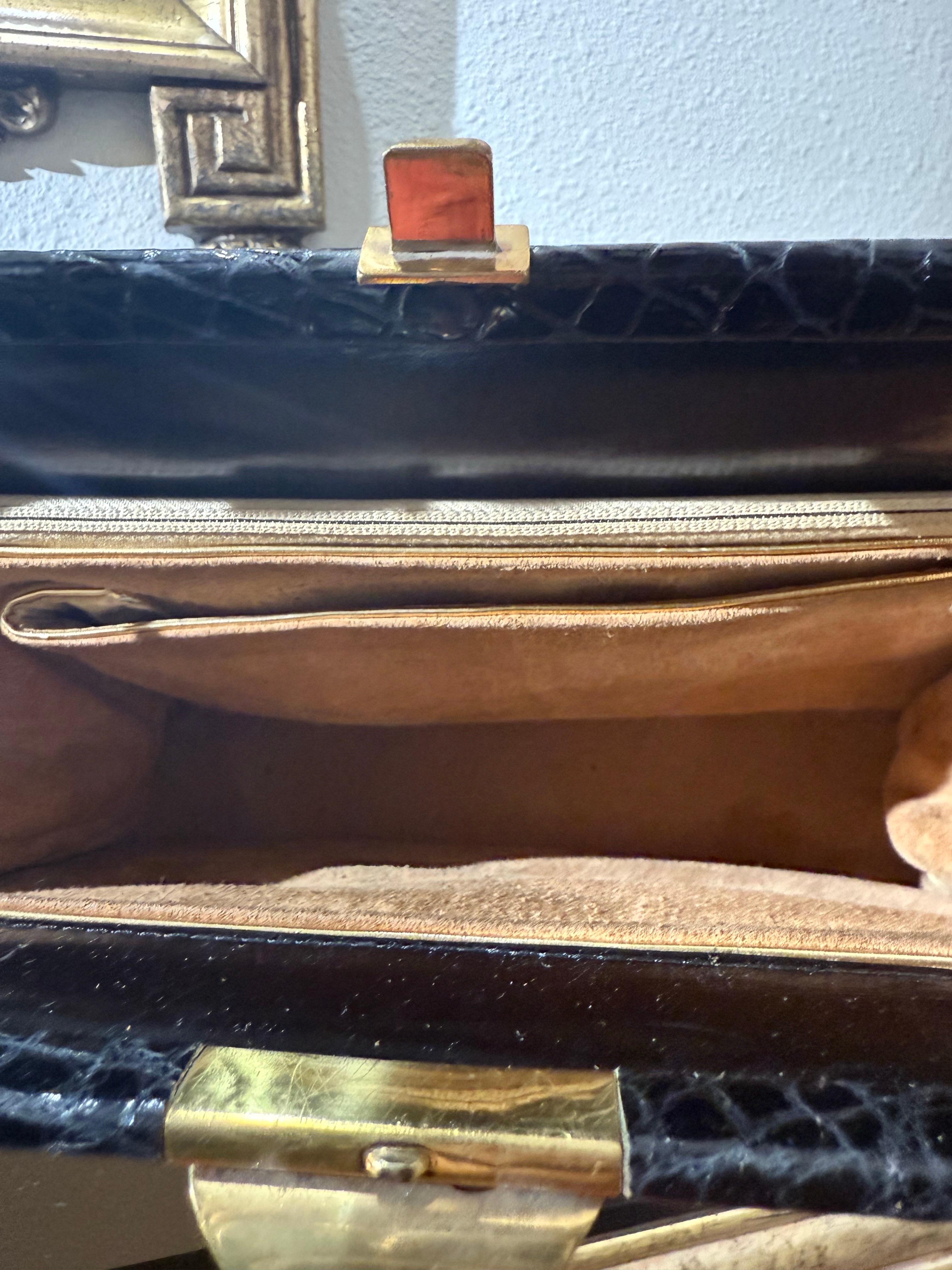 1950s Black Genuine Crocodile Large Top Handle Handbag w Gold Hardware. en vente 8