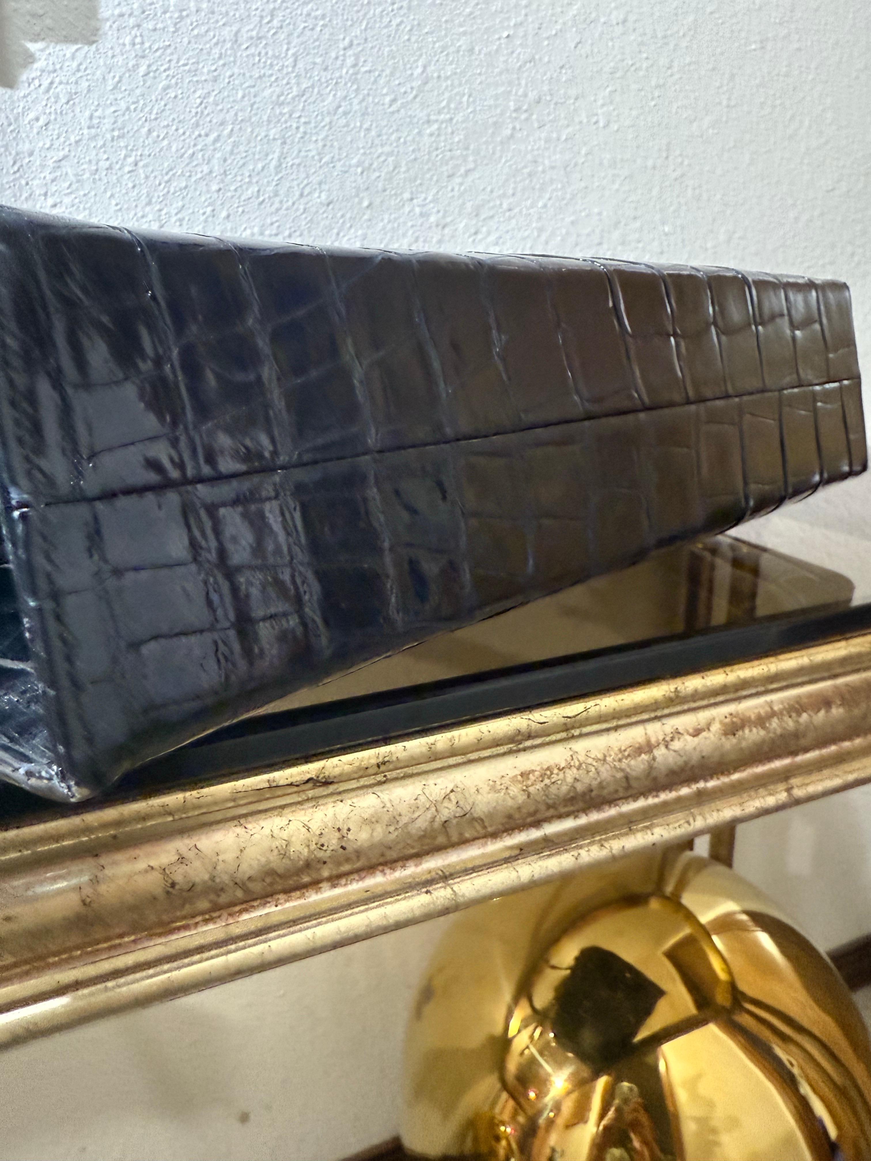 1950s Black Genuine Crocodile Large Top Handle Handbag w Gold Hardware. en vente 9