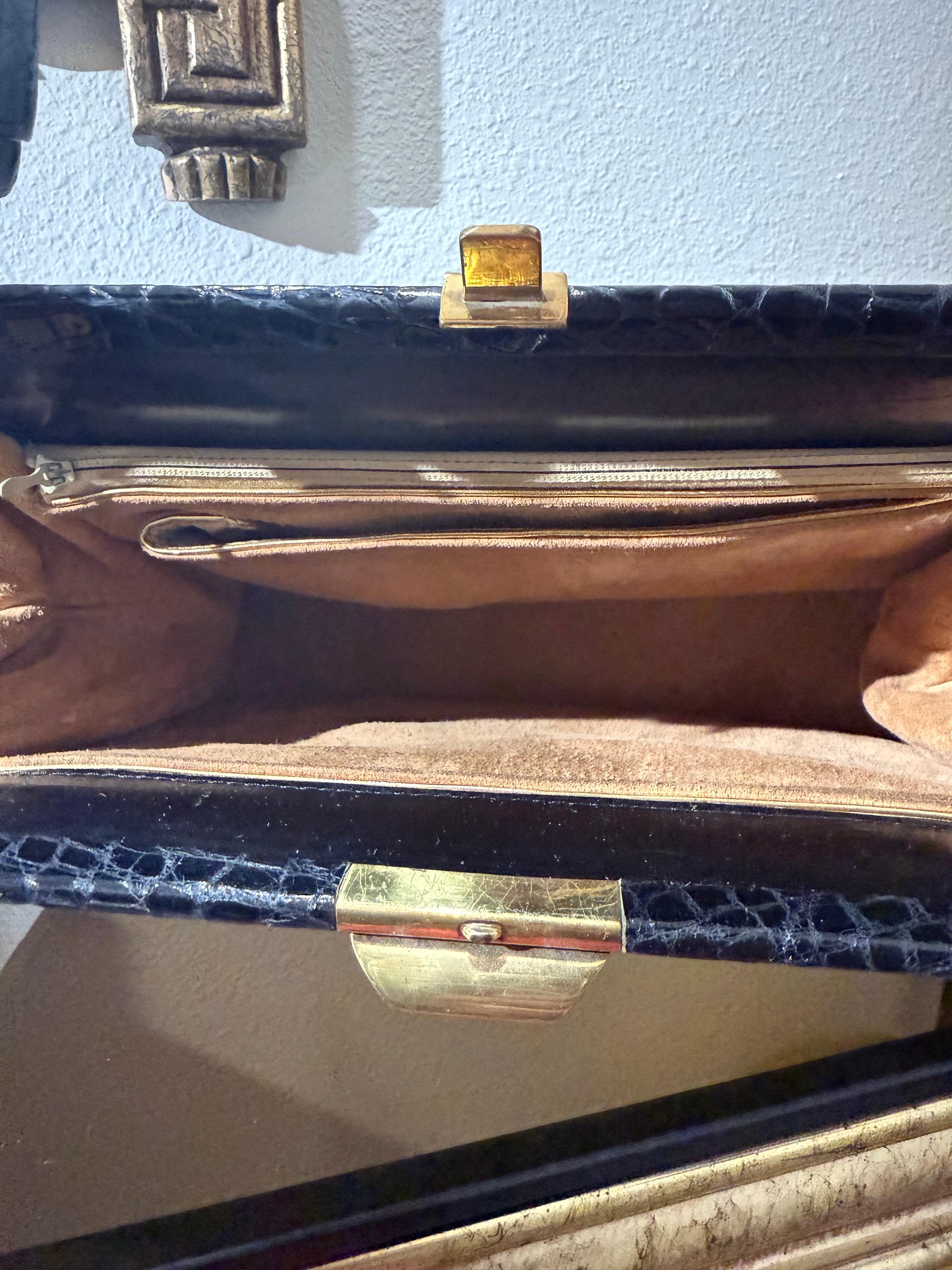 1950s Black Genuine Crocodile Large Top Handle Handbag w Gold Hardware. en vente 10