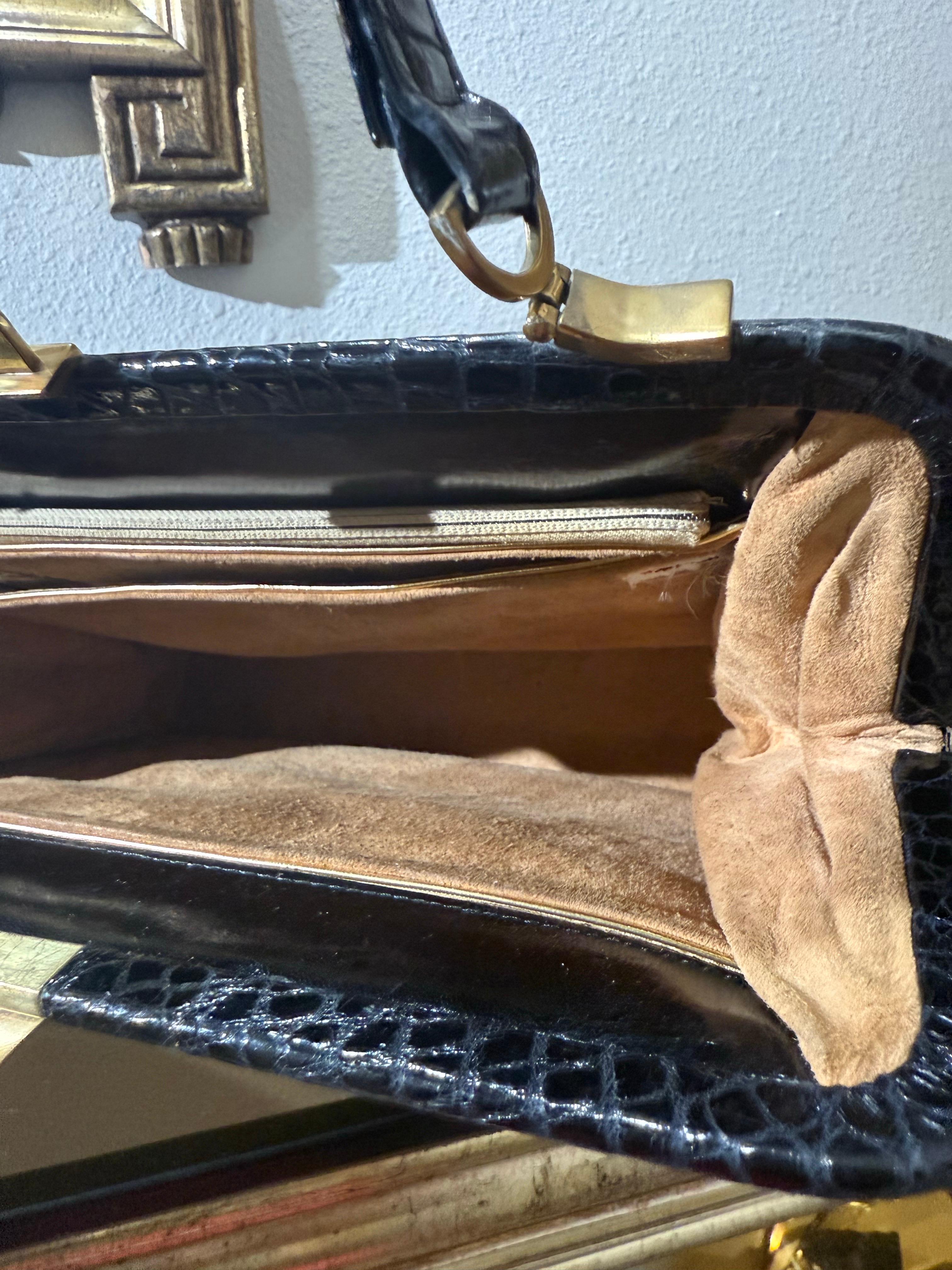 1950s Black Genuine Crocodile Large Top Handle Handbag w Gold Hardware. en vente 11