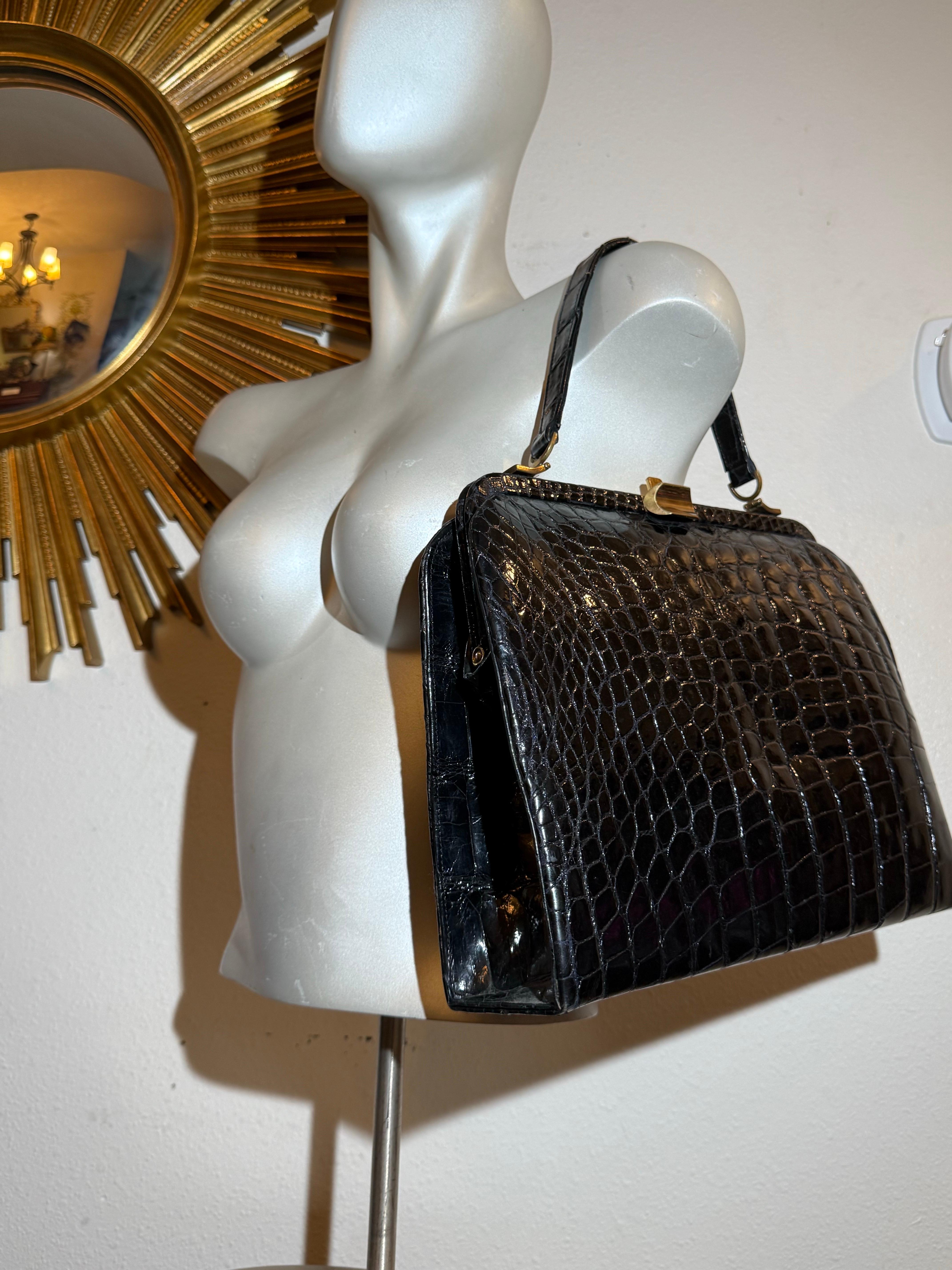 1950s Black Genuine Crocodile Large Top Handle Handbag w Gold Hardware. en vente 12