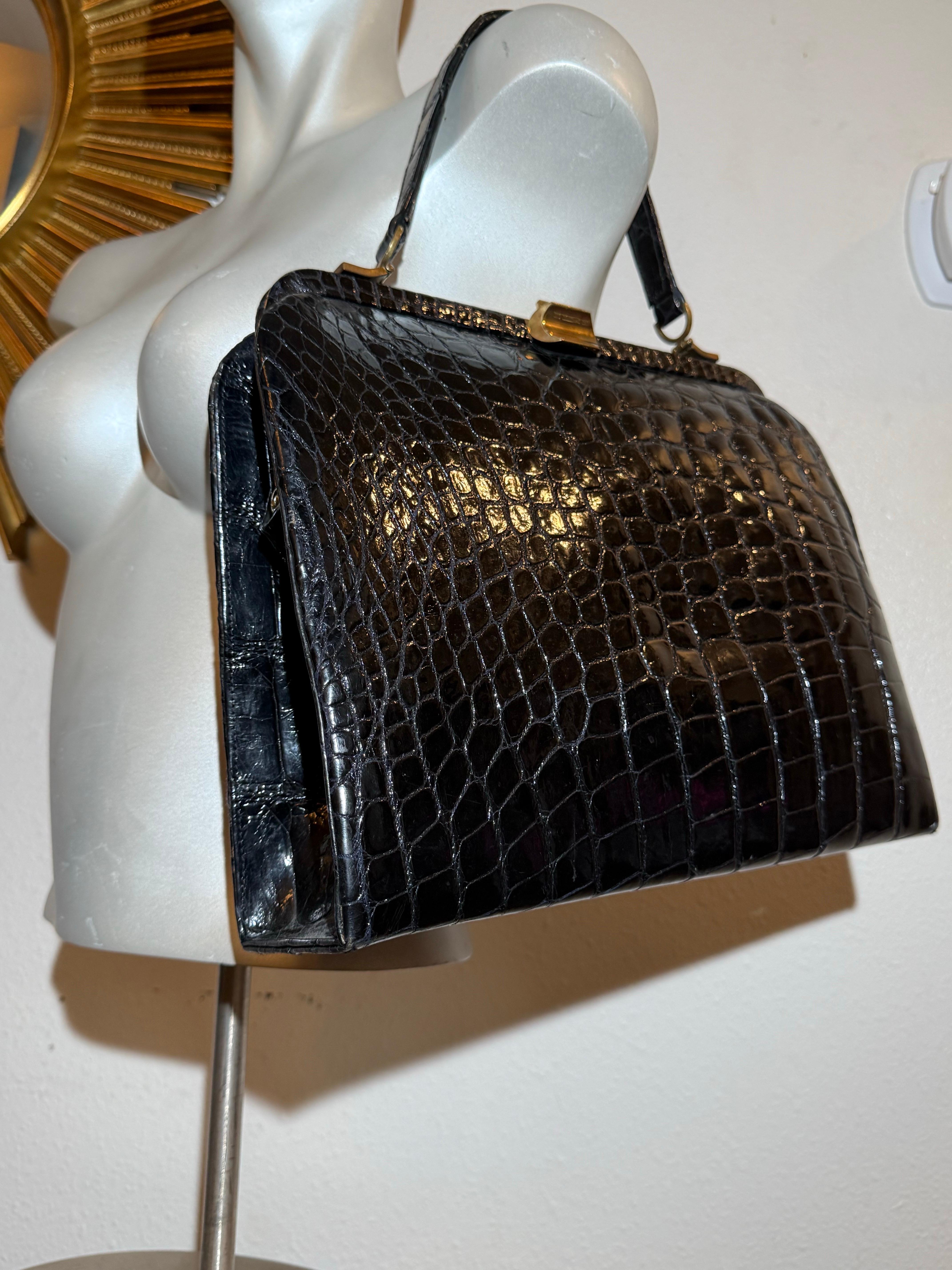 1950s Black Genuine Crocodile Large Top Handle Handbag w Gold Hardware. en vente 13