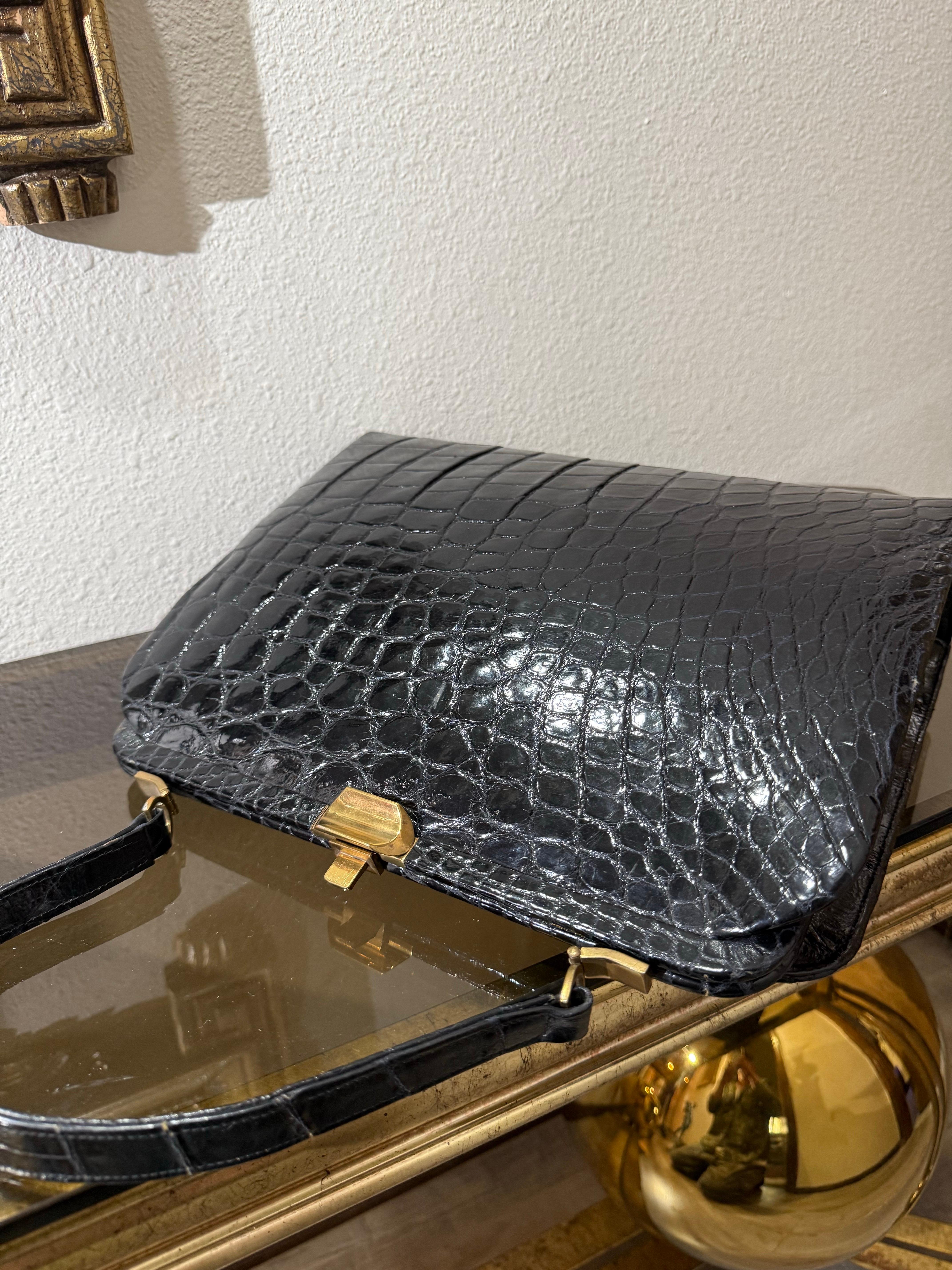 1950s Black Genuine Crocodile Large Top Handle Handbag w Gold Hardware. Pour femmes en vente
