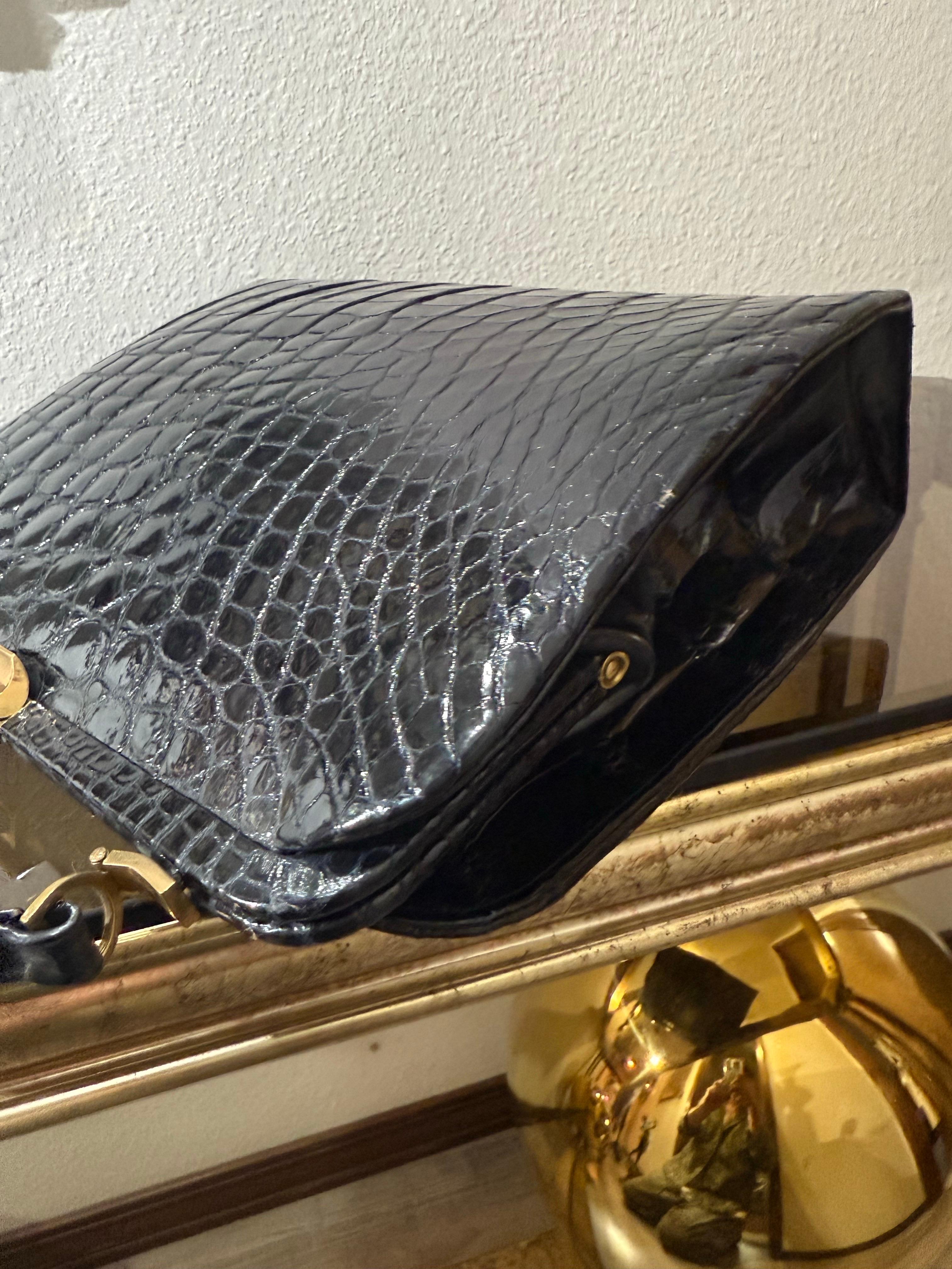 1950s Black Genuine Crocodile Large Top Handle Handbag w Gold Hardware. en vente 1