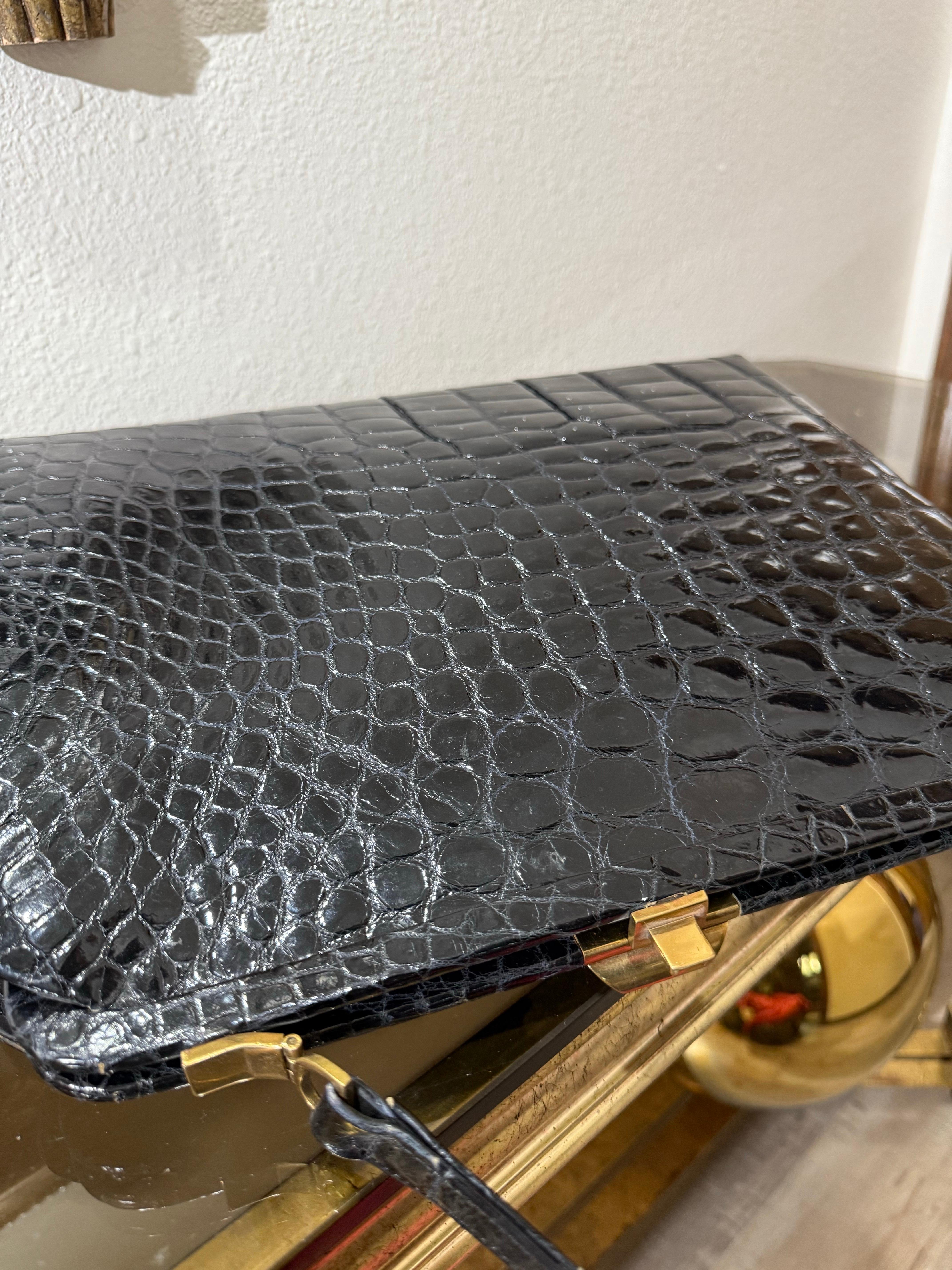 1950s Black Genuine Crocodile Large Top Handle Handbag w Gold Hardware. en vente 4