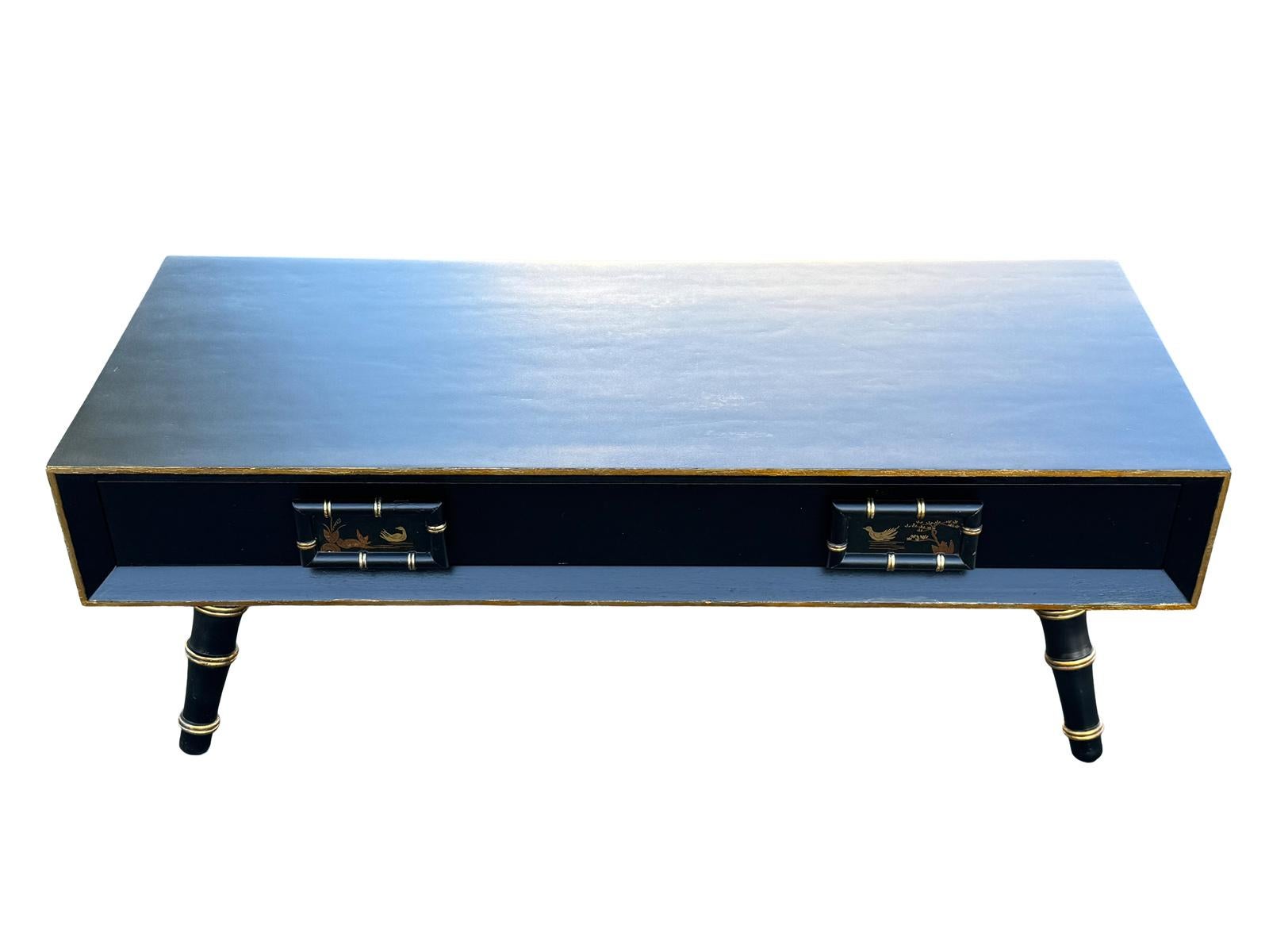 Mid-Century Modern Table ou banc de style Chinoiserie laqué noir et or des années 1950 en vente