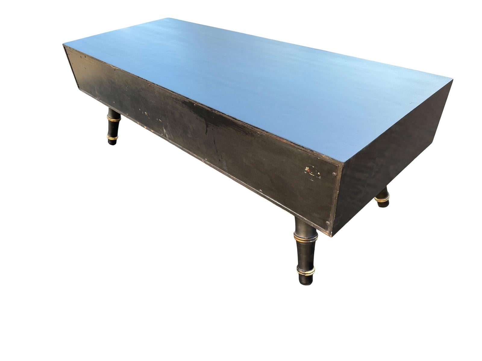 Table ou banc de style Chinoiserie laqué noir et or des années 1950 État moyen - En vente à Bensalem, PA