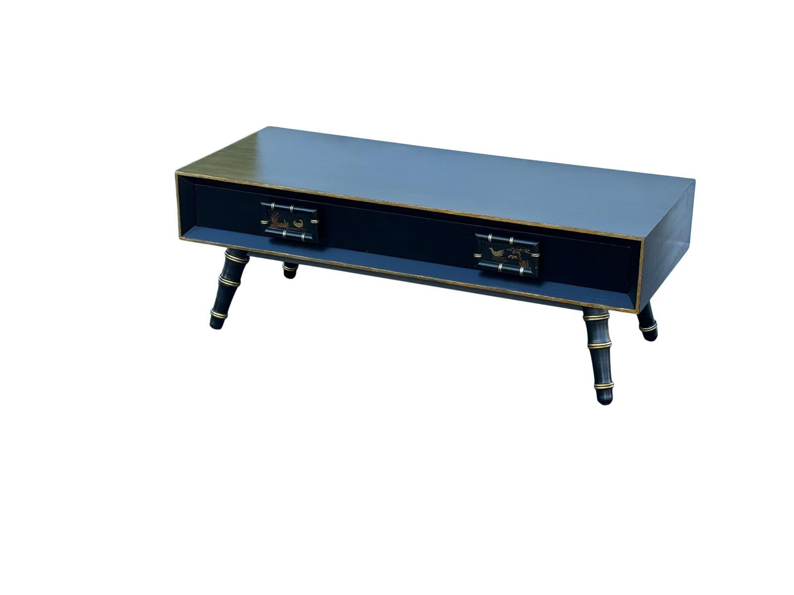 Acajou Table ou banc de style Chinoiserie laqué noir et or des années 1950 en vente