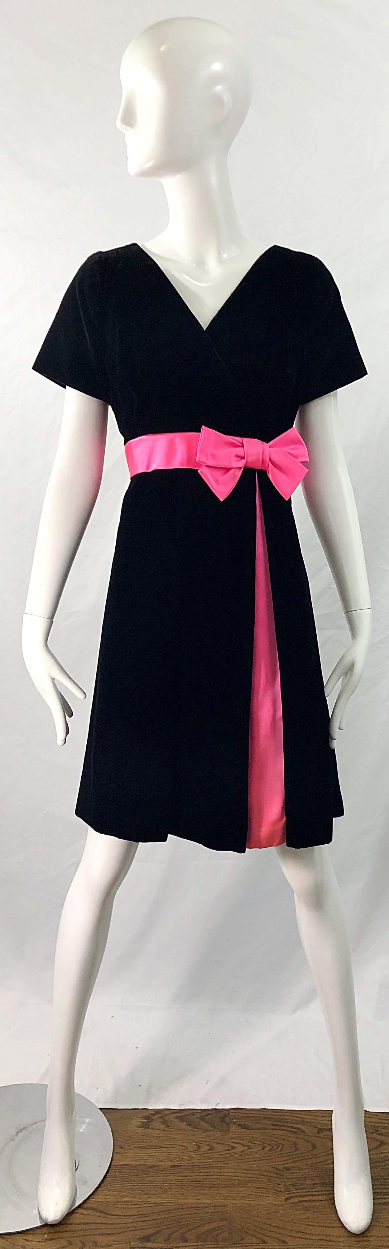 1950s Negro + Hot Pink Terciopelo Seda Fit n' Flare Vintage 50s Couture Dress en venta 7