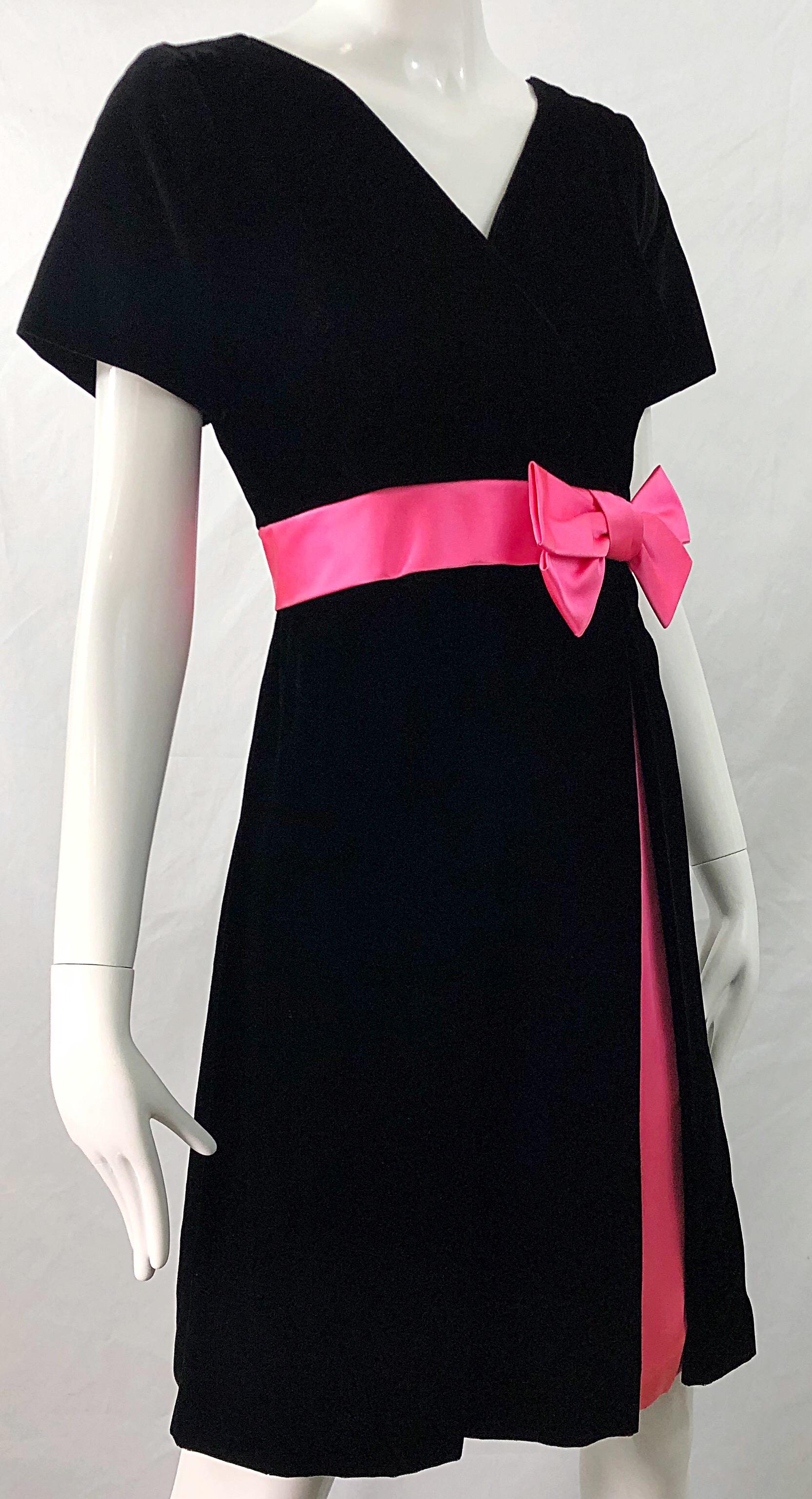 1950s Negro + Hot Pink Terciopelo Seda Fit n' Flare Vintage 50s Couture Dress en venta 1