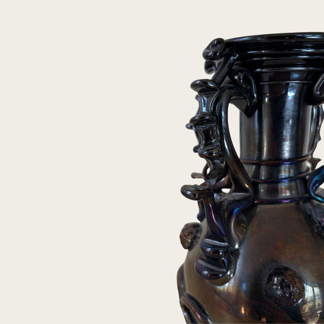 italien Vase en verre de Murano noir irisé des années 1950 en vente