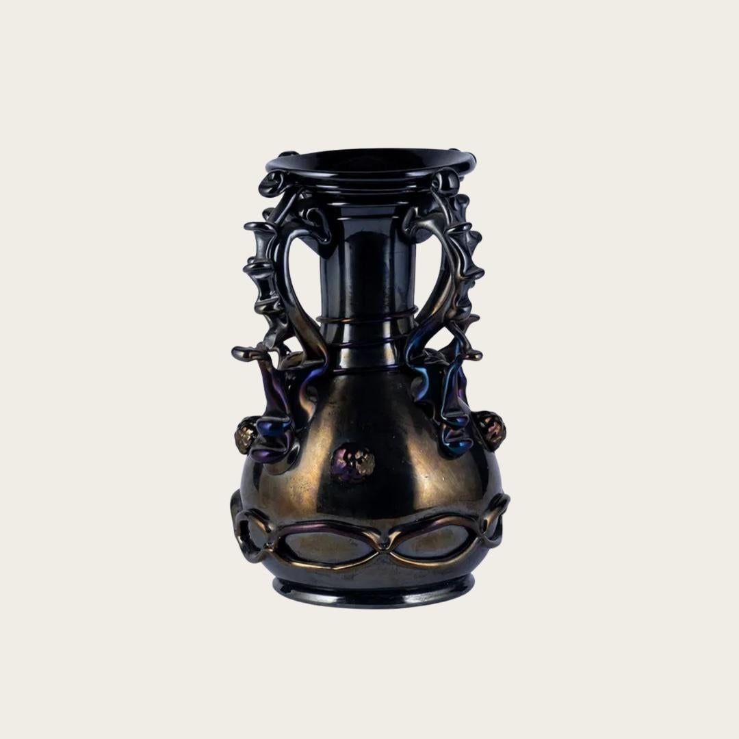 Verre Vase en verre de Murano noir irisé des années 1950 en vente