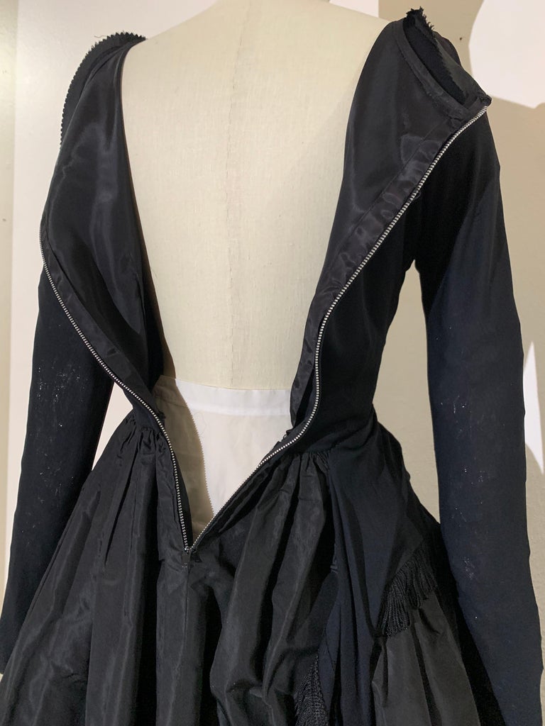 Vestido negro de punto y tafetán de los años 50 con cuerpo de