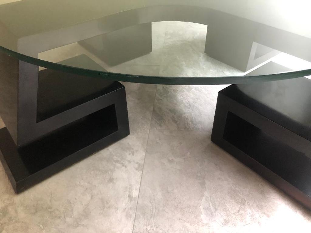 Table basse médaillon laquée noire des années 1950 par James Mont. en vente 3