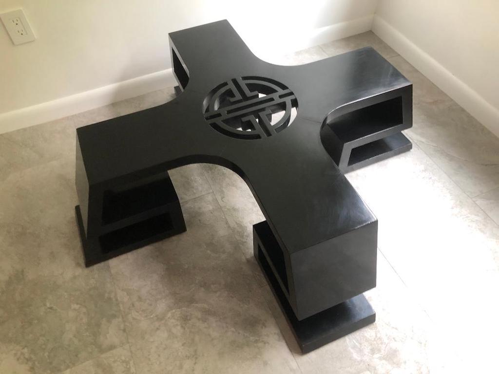 Table basse orientale Medallion laquée noire par James Mont
La base trapézoïdale en forme de croix est ornée d'un médaillon oriental au centre.
Actuellement, la table a un diamètre de 42