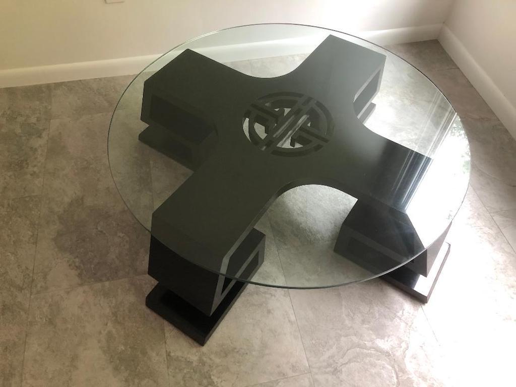 Mid-Century Modern Table basse médaillon laquée noire des années 1950 par James Mont. en vente