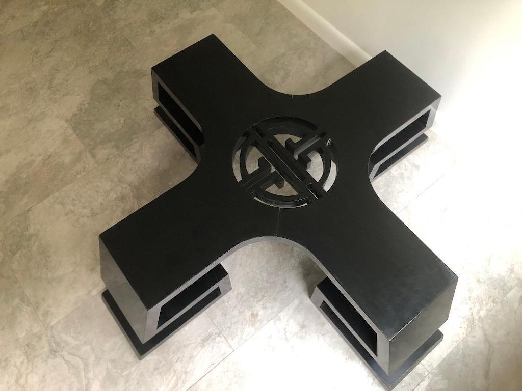 Américain Table basse médaillon laquée noire des années 1950 par James Mont. en vente