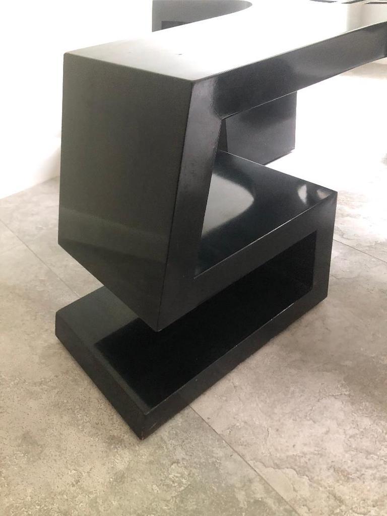 Milieu du XXe siècle Table basse médaillon laquée noire des années 1950 par James Mont. en vente