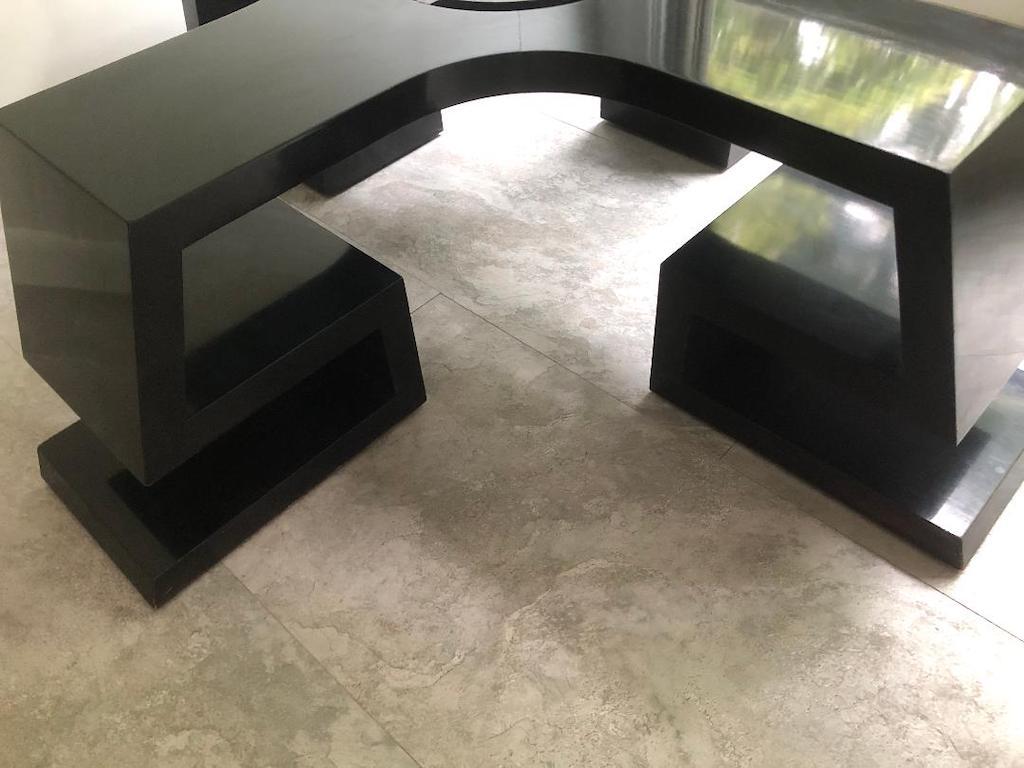 Verre Table basse médaillon laquée noire des années 1950 par James Mont. en vente