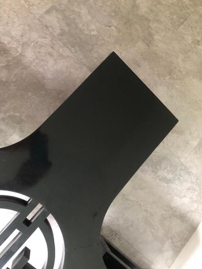 Table basse médaillon laquée noire des années 1950 par James Mont. en vente 2