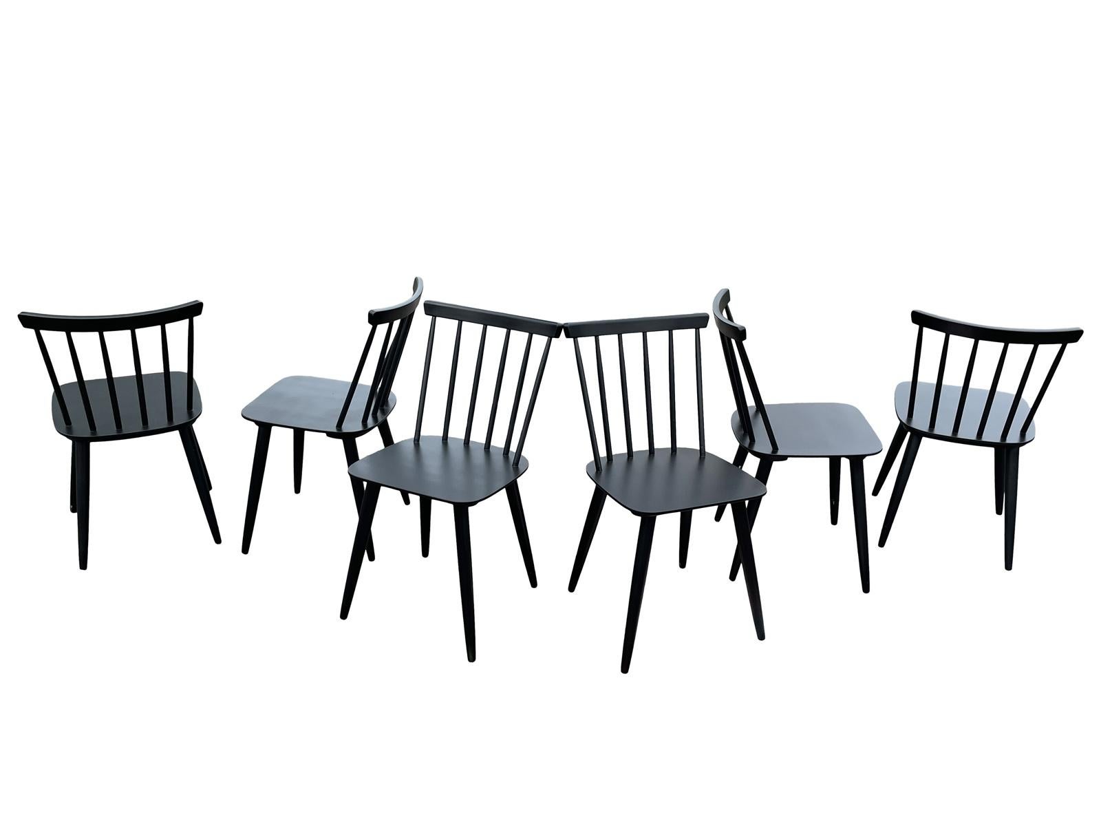 1950s Black Lacquered Varjonen Spindle Back Dining Chair Finland -Set of 6  In Good Condition In Bensalem, PA