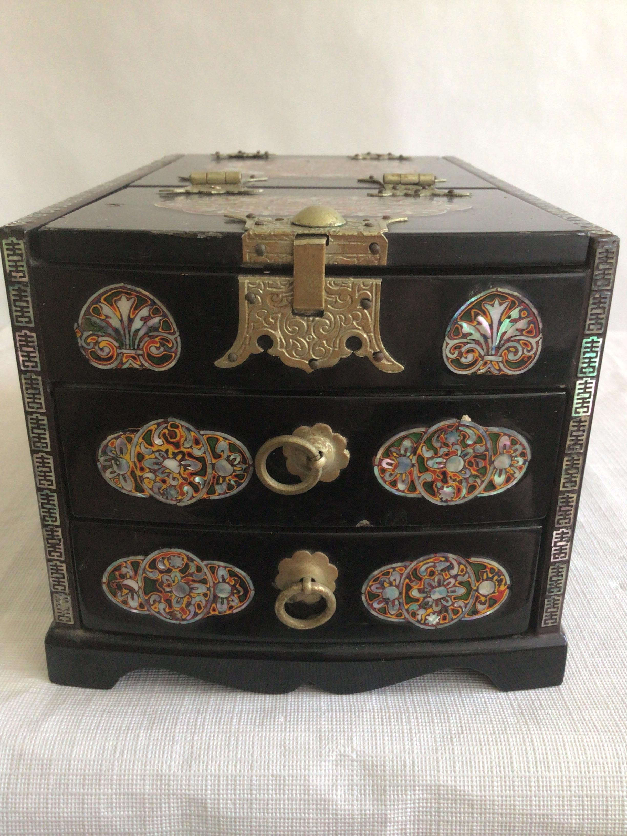 1950er Jahre Schwarz lackiertes Holz und Perlmutt Intarsien kleine Dressing Box (Mitte des 20. Jahrhunderts) im Angebot
