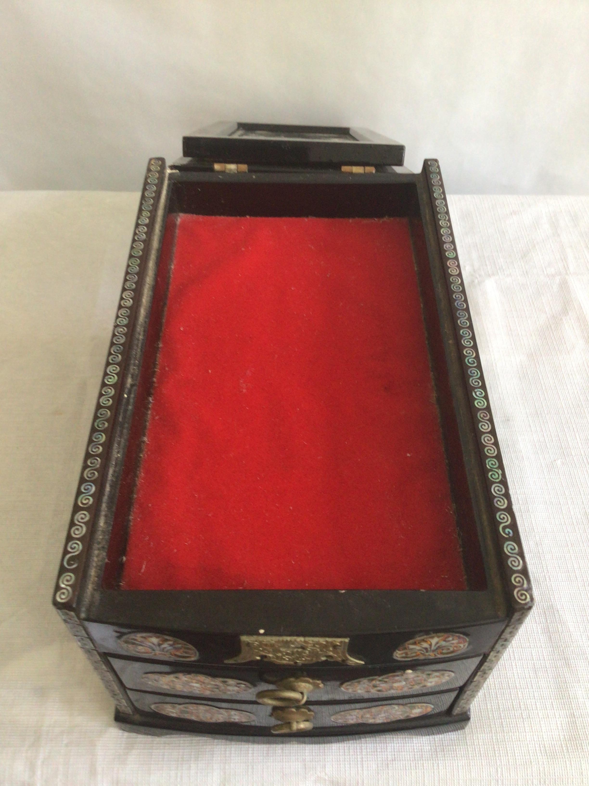 Petite boîte à pansements des années 1950 en bois laqué noir et incrustations de nacre en vente 2