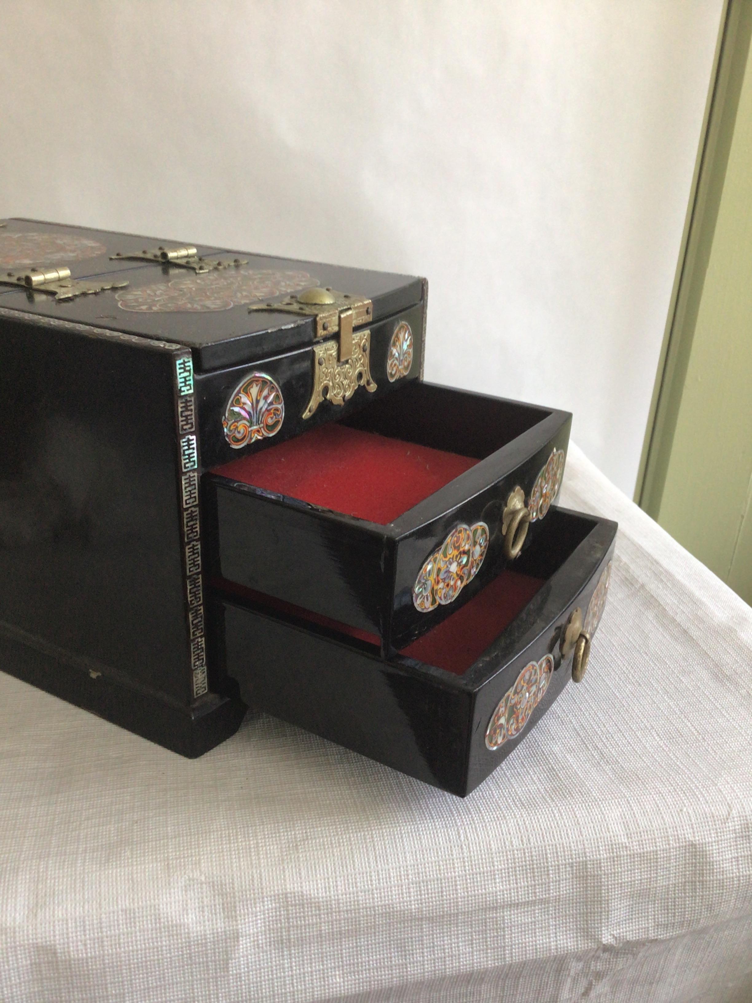 1950er Jahre Schwarz lackiertes Holz und Perlmutt Intarsien kleine Dressing Box im Angebot 4