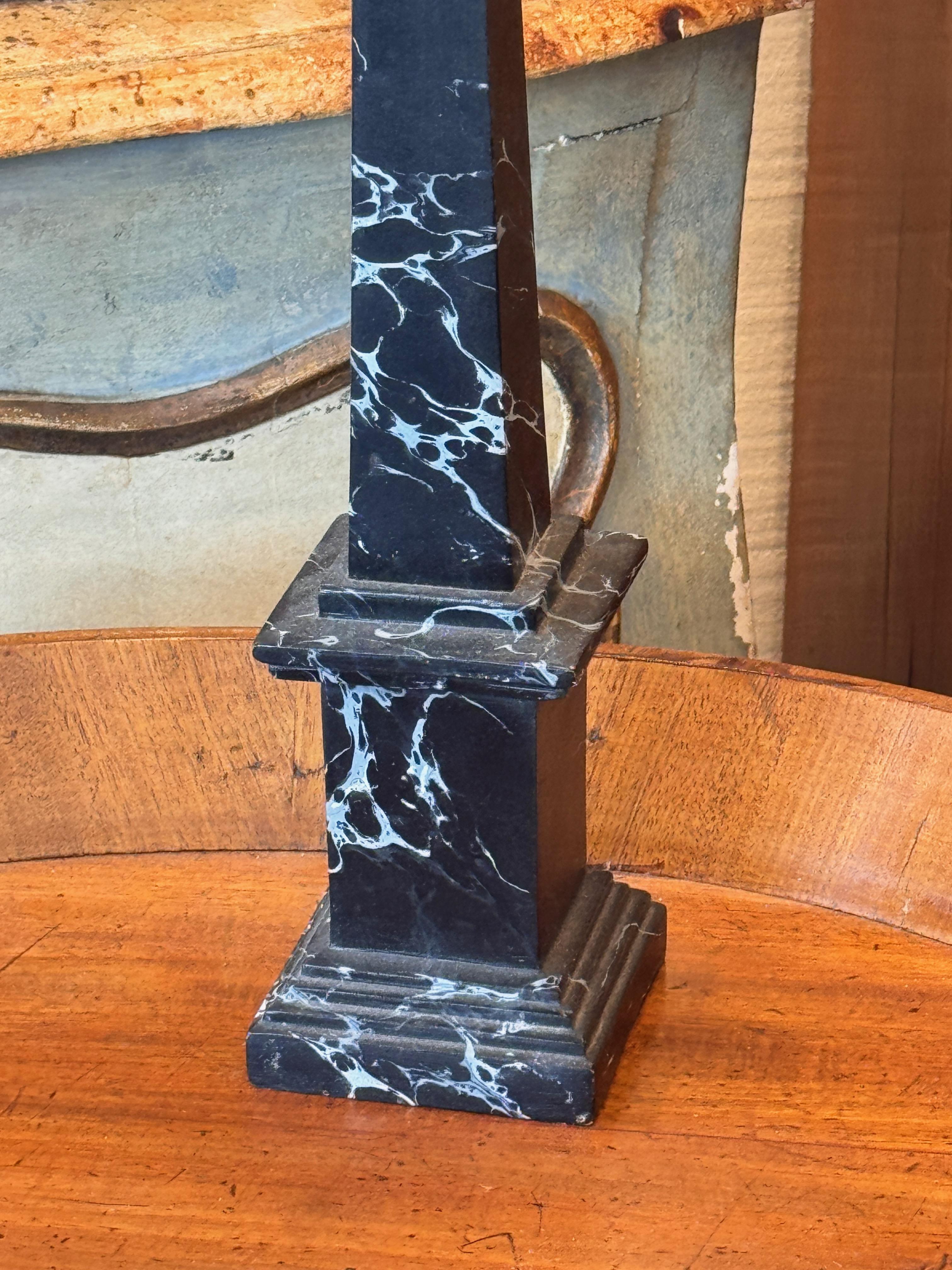 Italiano Obelisco nero anni '50 con venature bianche in vendita