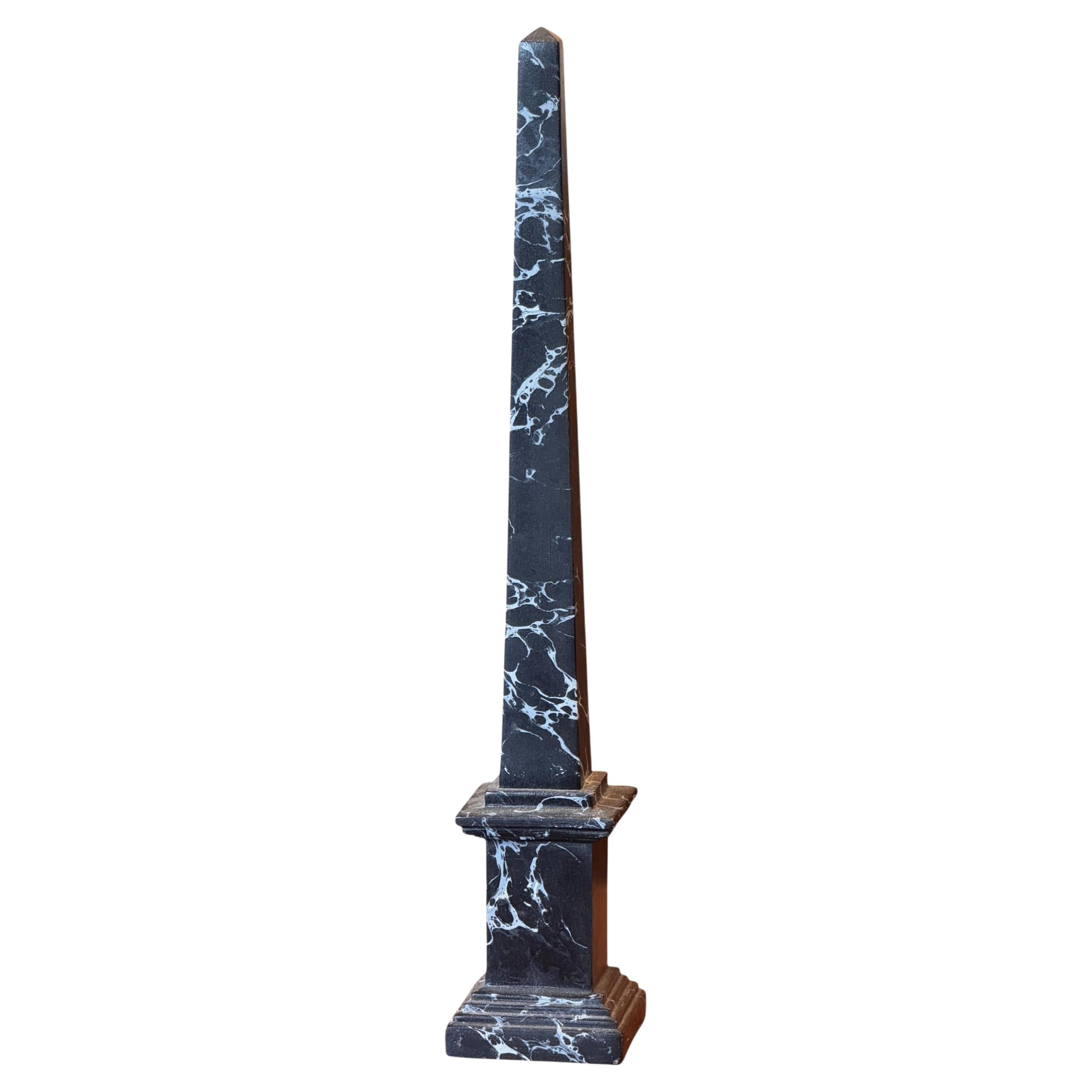 1950er Jahre Schwarzer Obelisk mit weißer Äderung