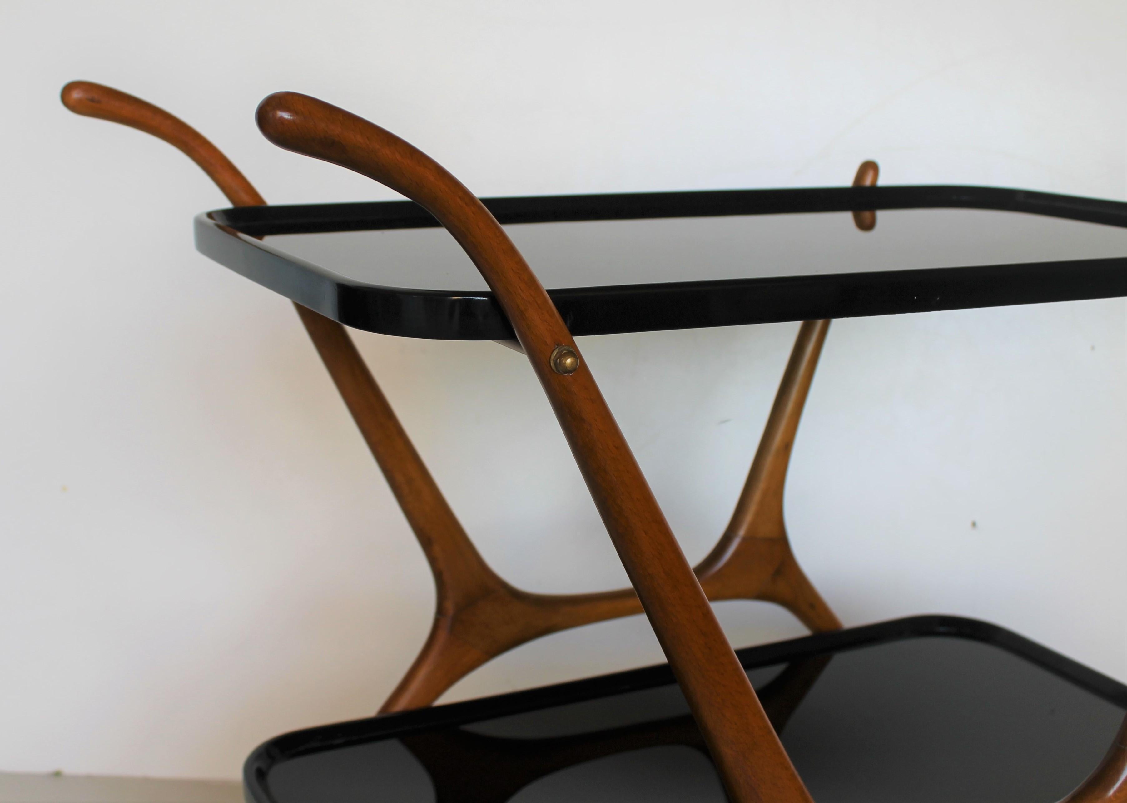 1950s Black Opaline Glass and Beech Structure Italian Bar Cart In Excellent Condition In Sacile, PN