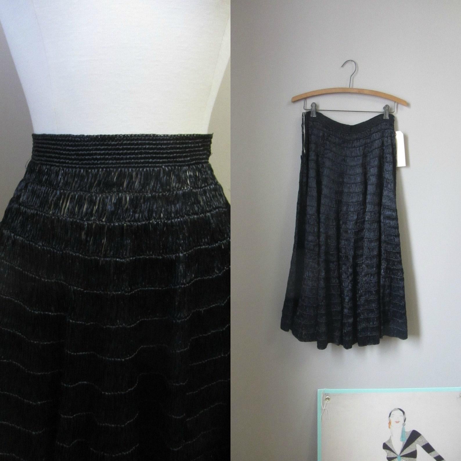 Vintage black raffia skirt. fitted waist. full skirt. handwoven. side metal zip closure.

Circa 1950s
No Label
Material - Raffia
Black
Excellent Condition

✂----M e a s u r e m e n t s: all in inches.

⦿ Waist: 24