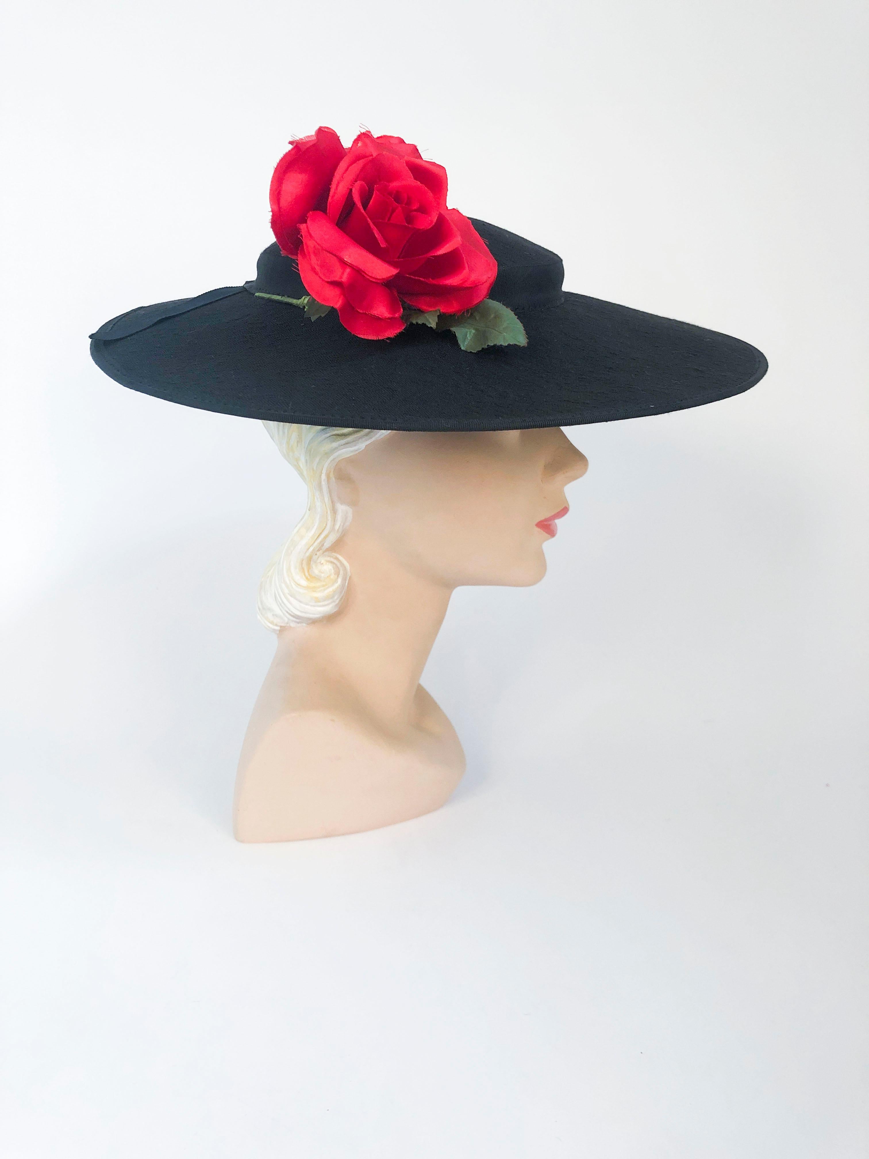 1950er Jahre Schwarzer Rohseide-Bilderhut mit handgefertigter Seidenblume im Zustand „Gut“ im Angebot in San Francisco, CA
