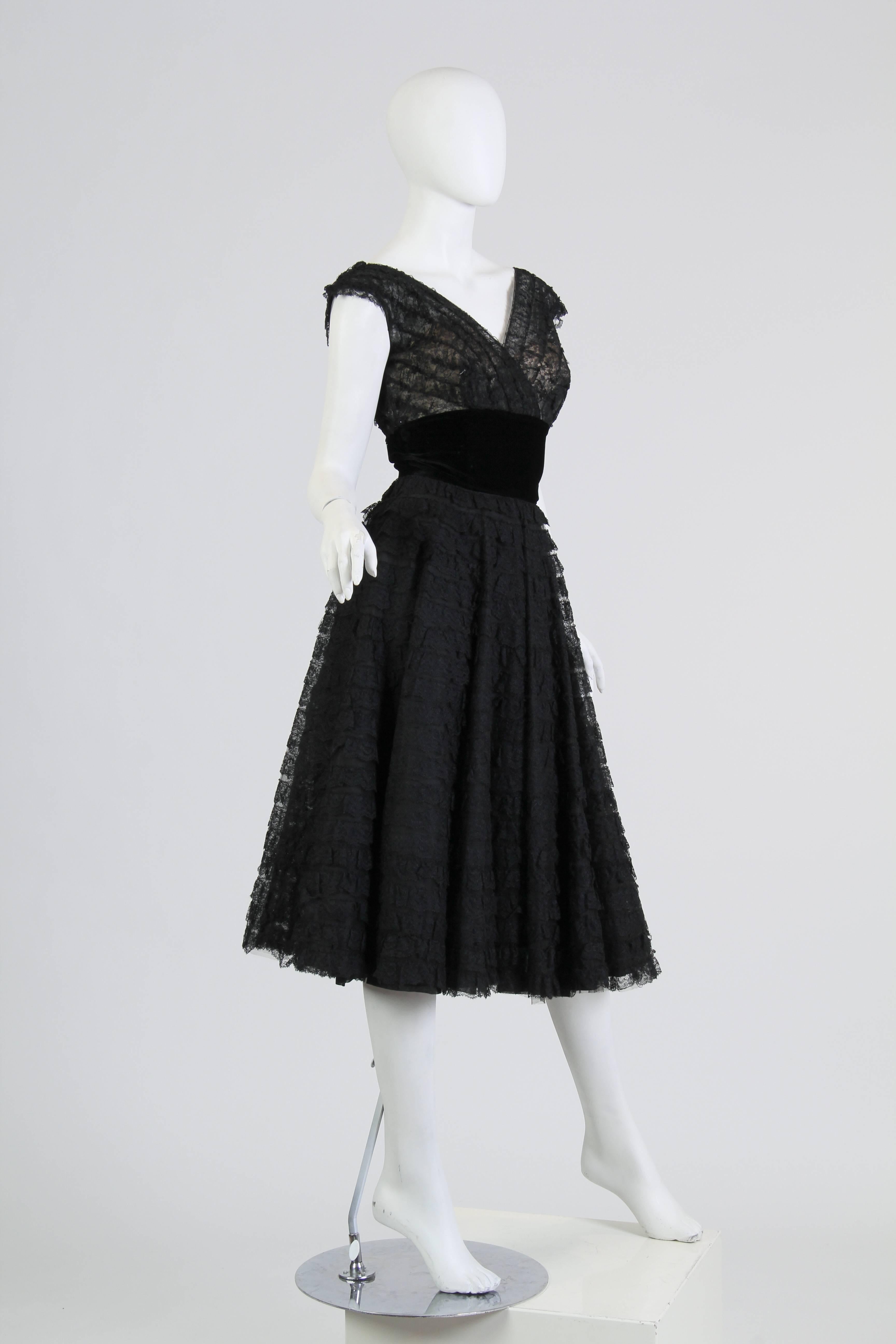 1950S Schwarz Rayon & Seide Spitze geraffte Fit Flare Swing Rock Cocktailkleid im Angebot 1