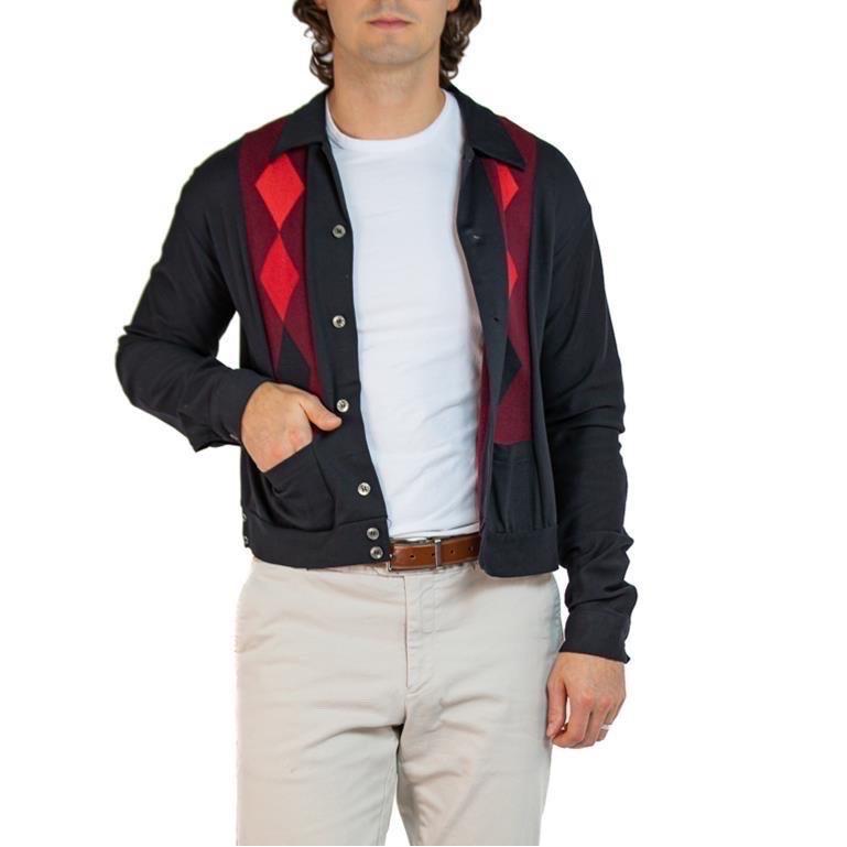 1950S - Cardigan Argyle à poches en tricot polyamide noir et rouge pour hommes Excellent état - En vente à New York, NY